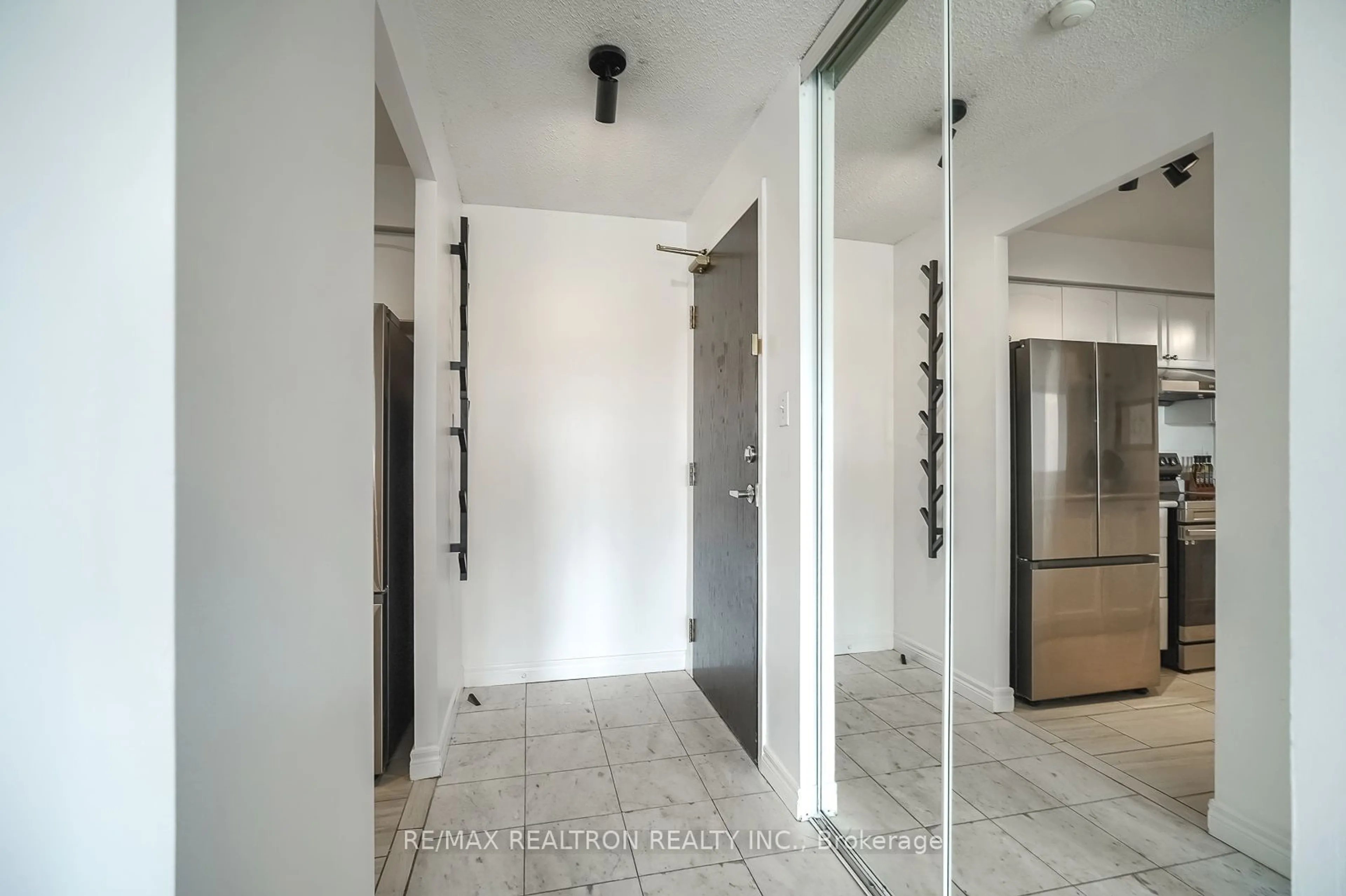 Indoor foyer, not visible floor for 399 South Park Rd #505, Markham Ontario L3T 7W6