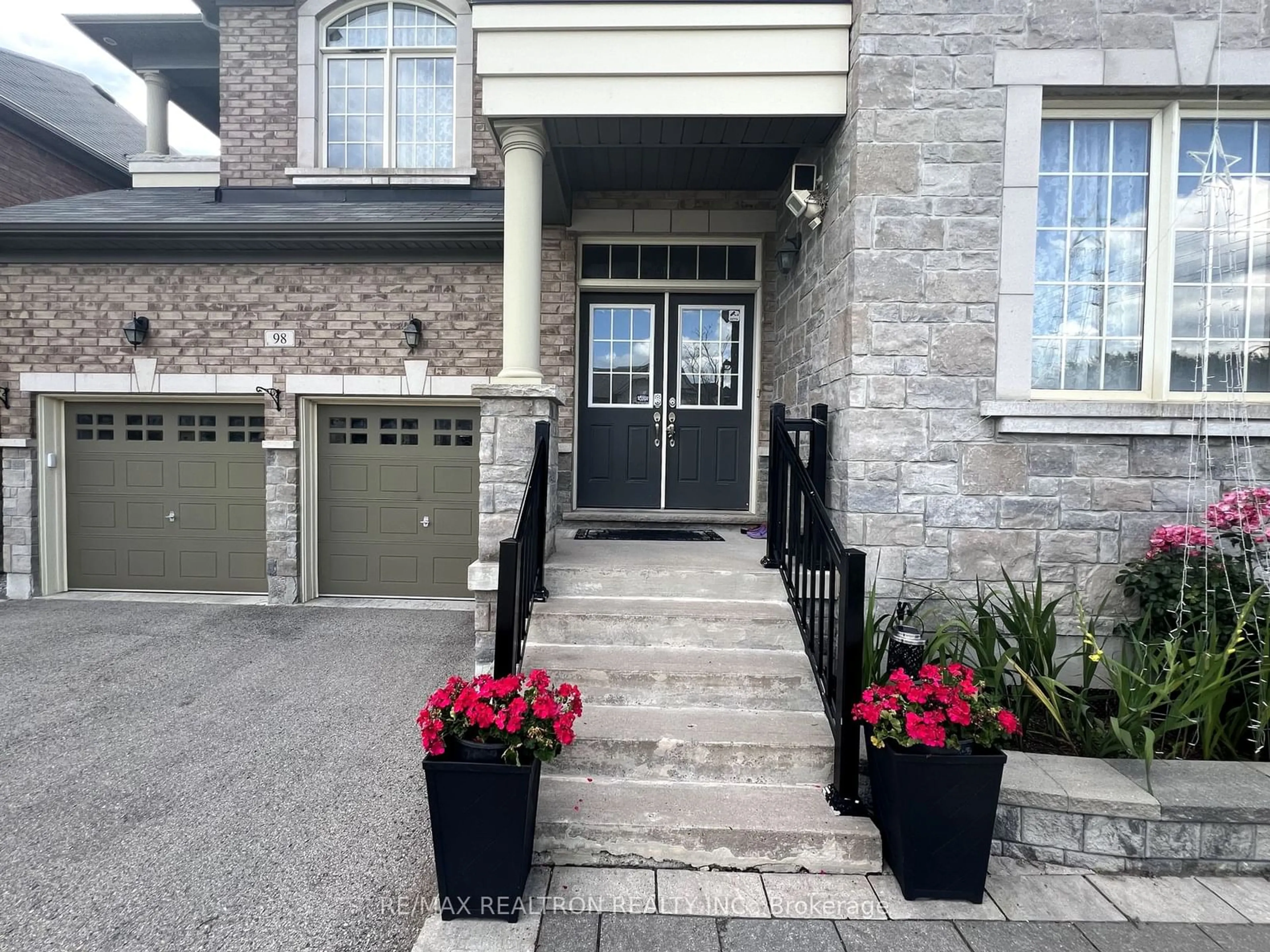 Indoor entryway, cement floor for 98 Greenspire Ave, Markham Ontario L6E 0S2