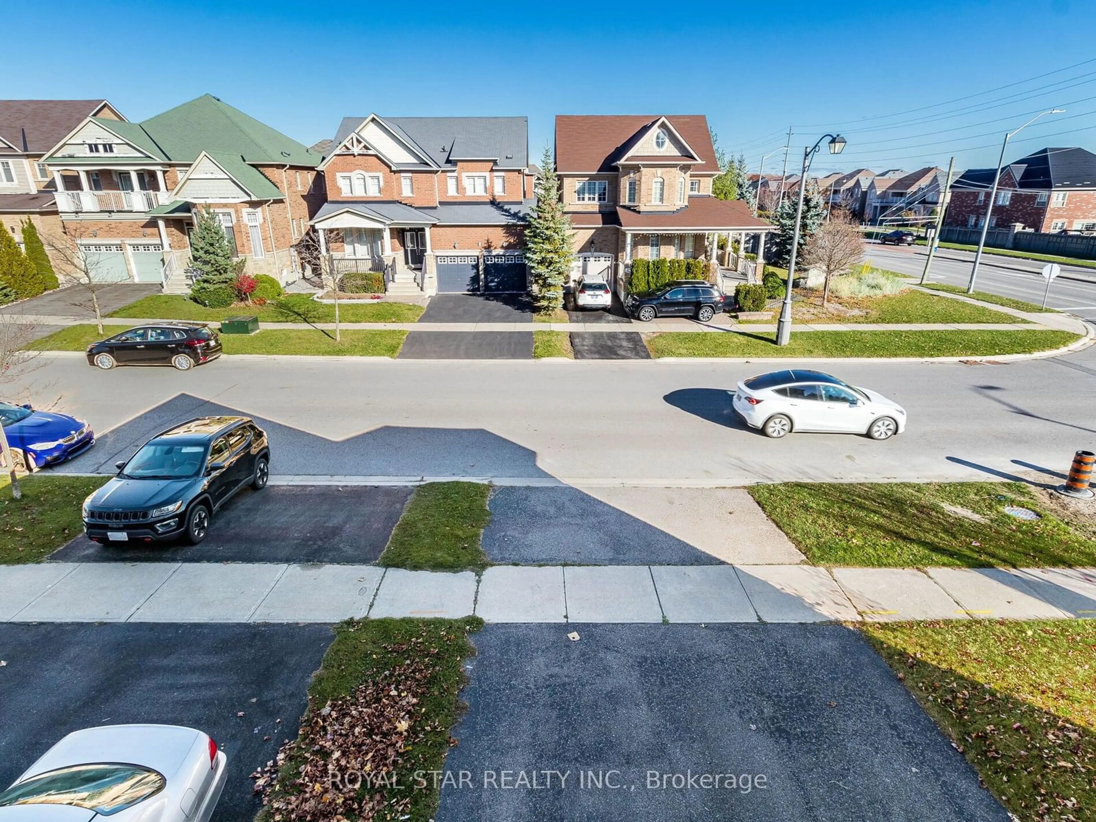 Frontside or backside of a home, the street view for 2 Lourakis St, Richmond Hill Ontario L4E 0J5