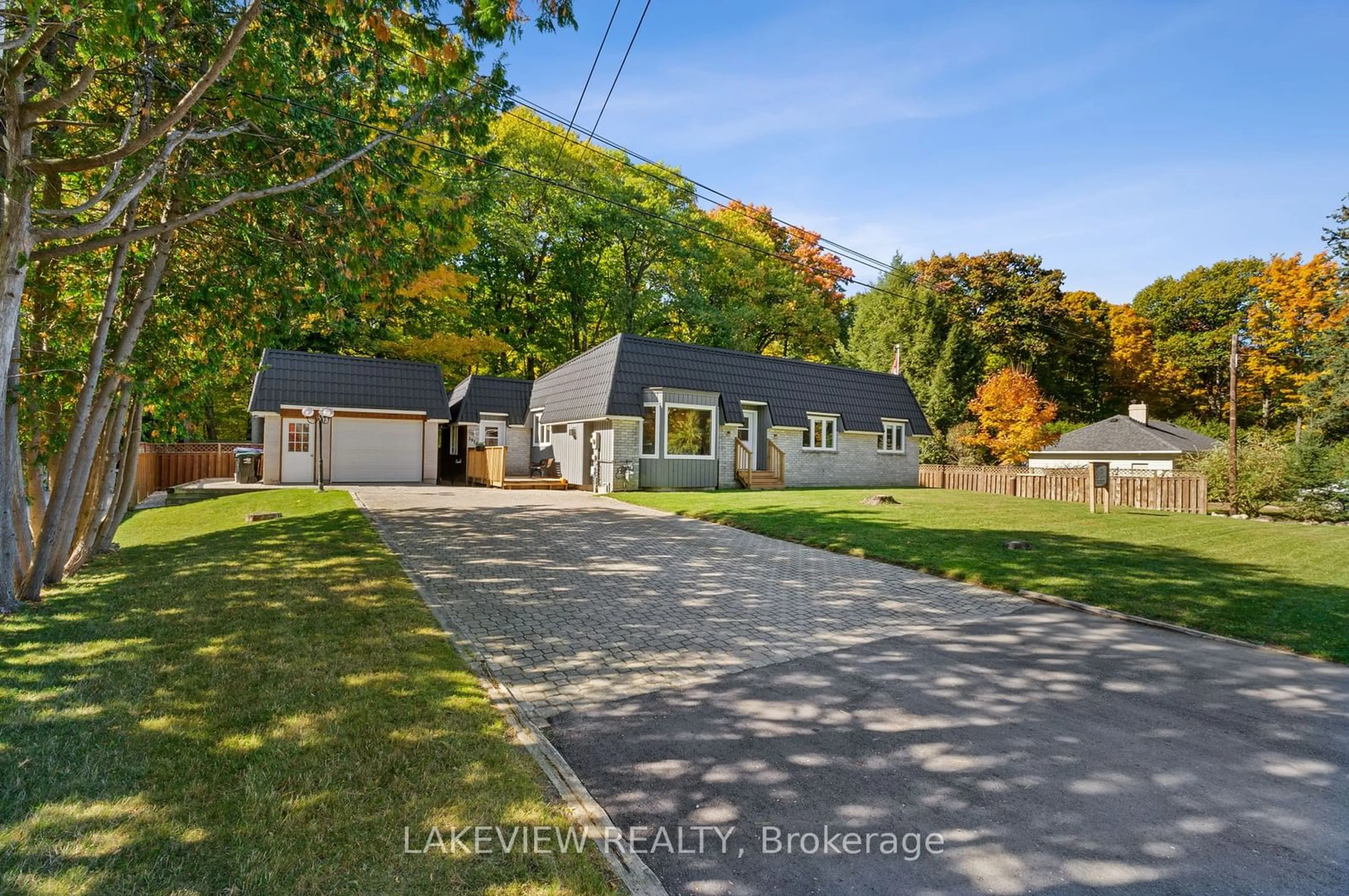 Frontside or backside of a home, the street view for 3914 ROSEMARY Lane, Innisfil Ontario L9S 2L6