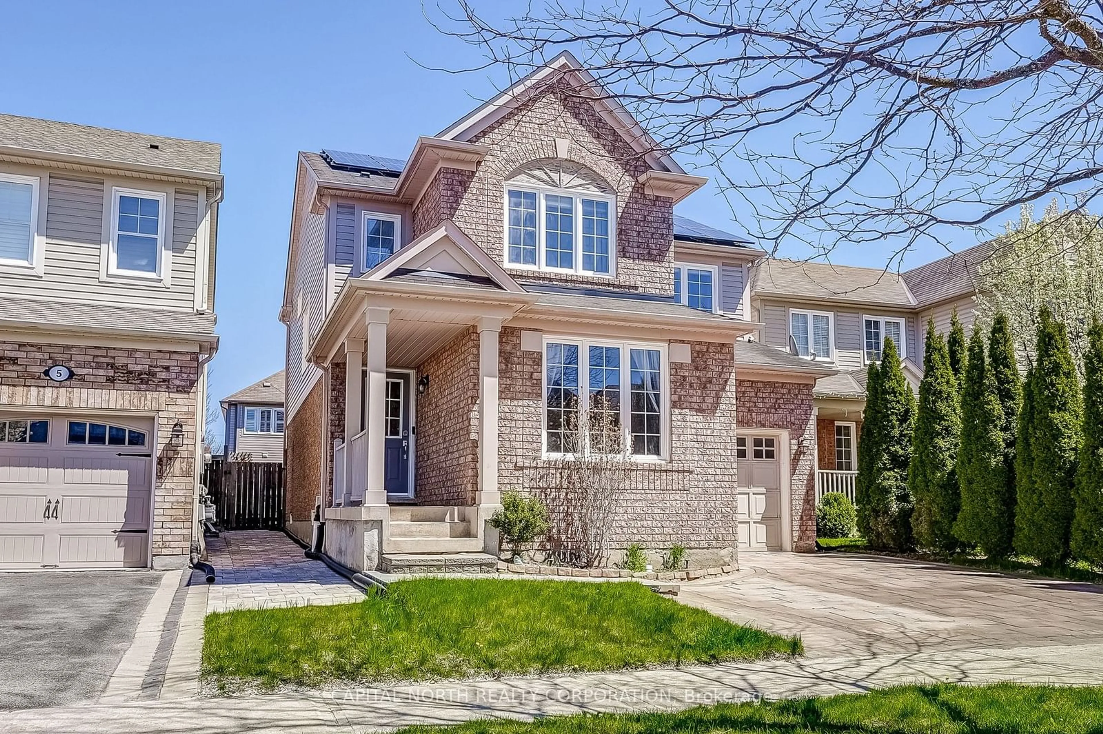 Frontside or backside of a home, the street view for 7 Dunning Dr, New Tecumseth Ontario L9R 0B3