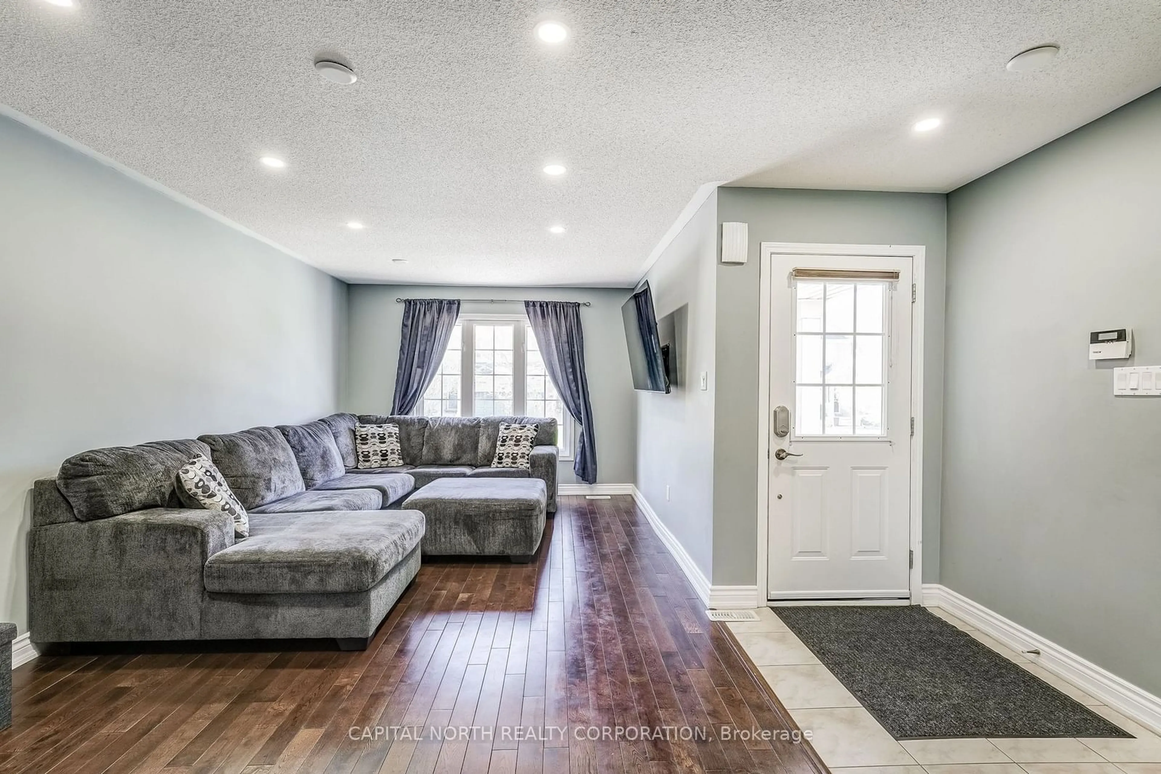 Living room, wood floors for 7 Dunning Dr, New Tecumseth Ontario L9R 0B3