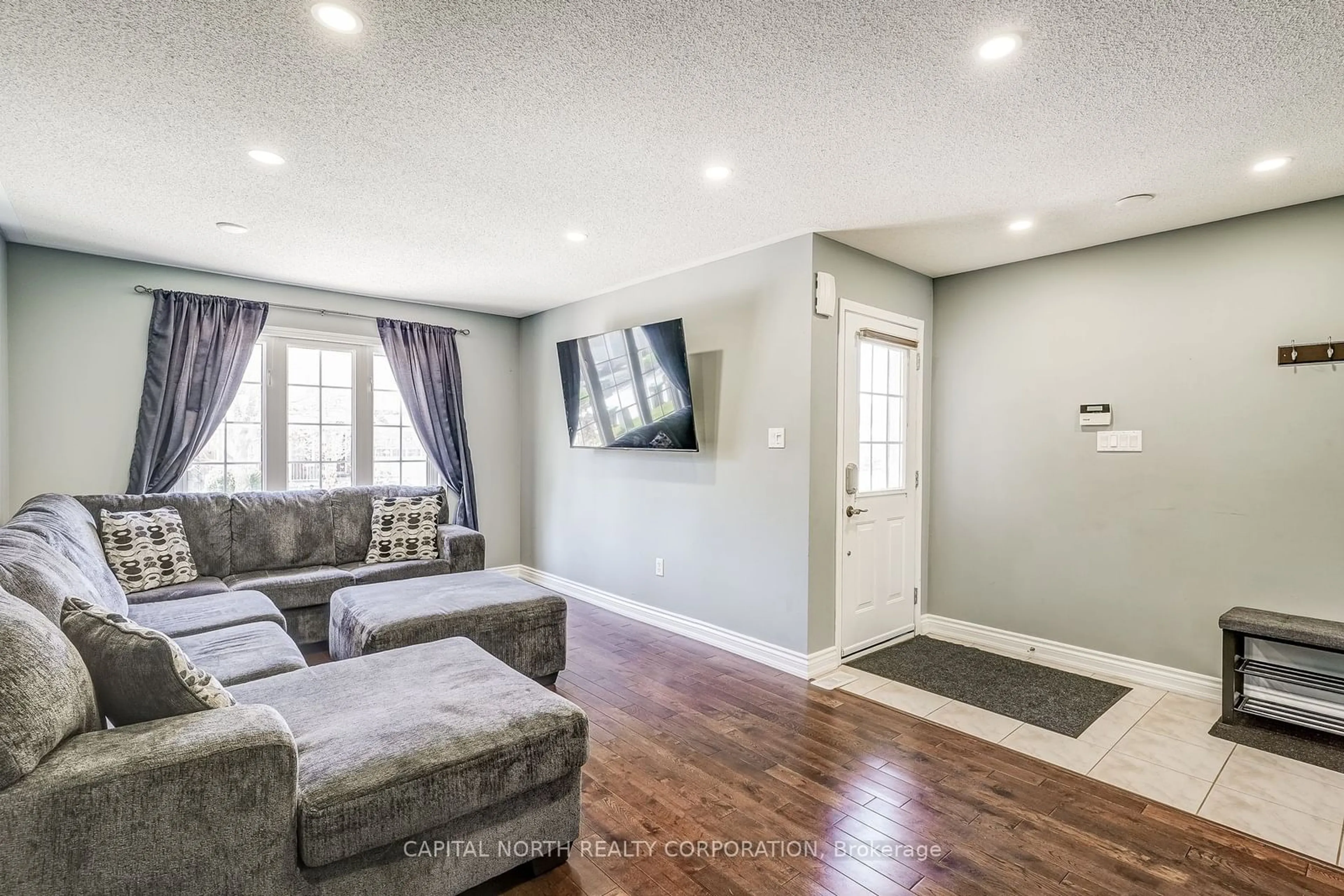 Living room, wood floors for 7 Dunning Dr, New Tecumseth Ontario L9R 0B3