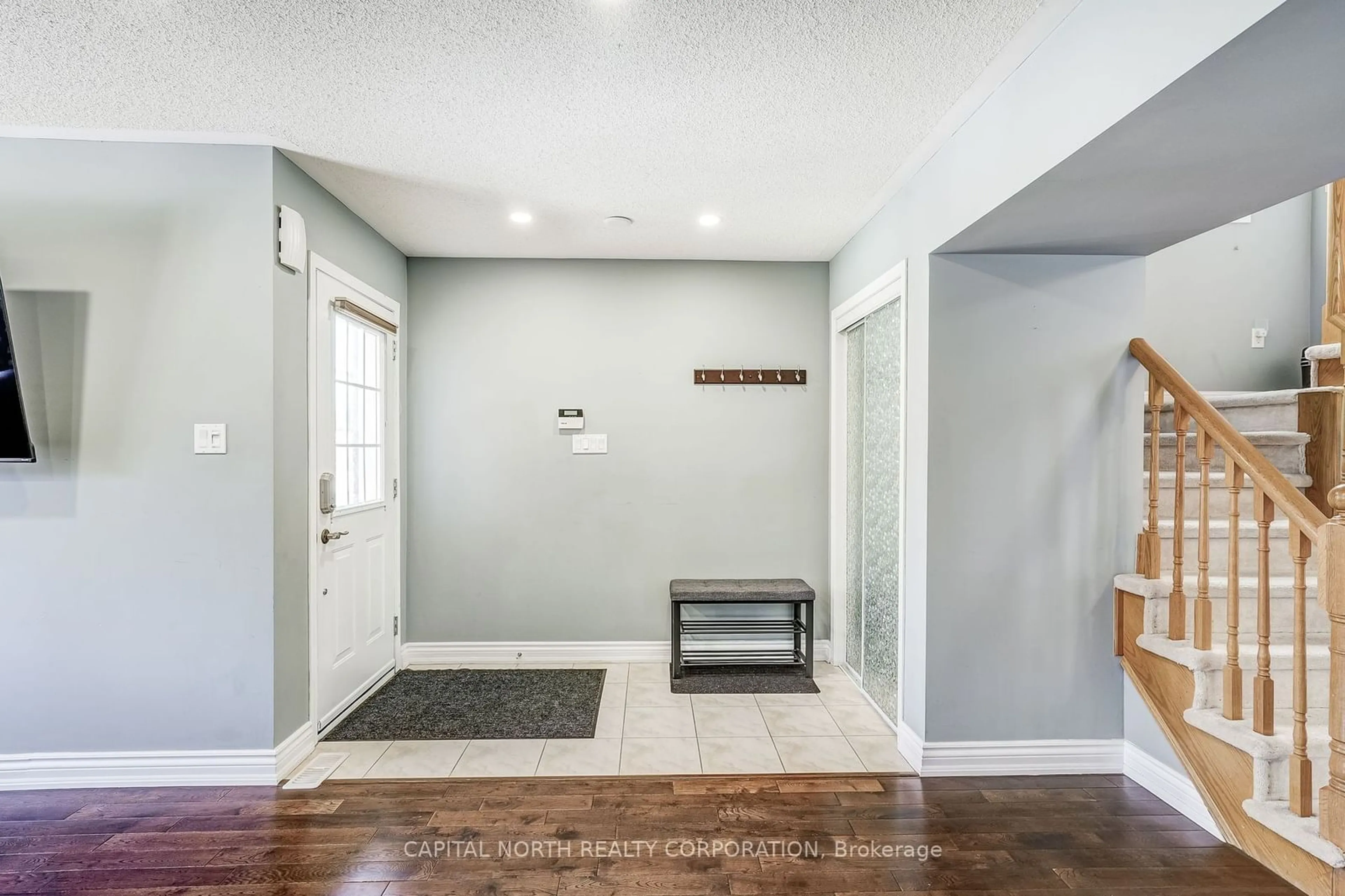 Indoor entryway, wood floors for 7 Dunning Dr, New Tecumseth Ontario L9R 0B3