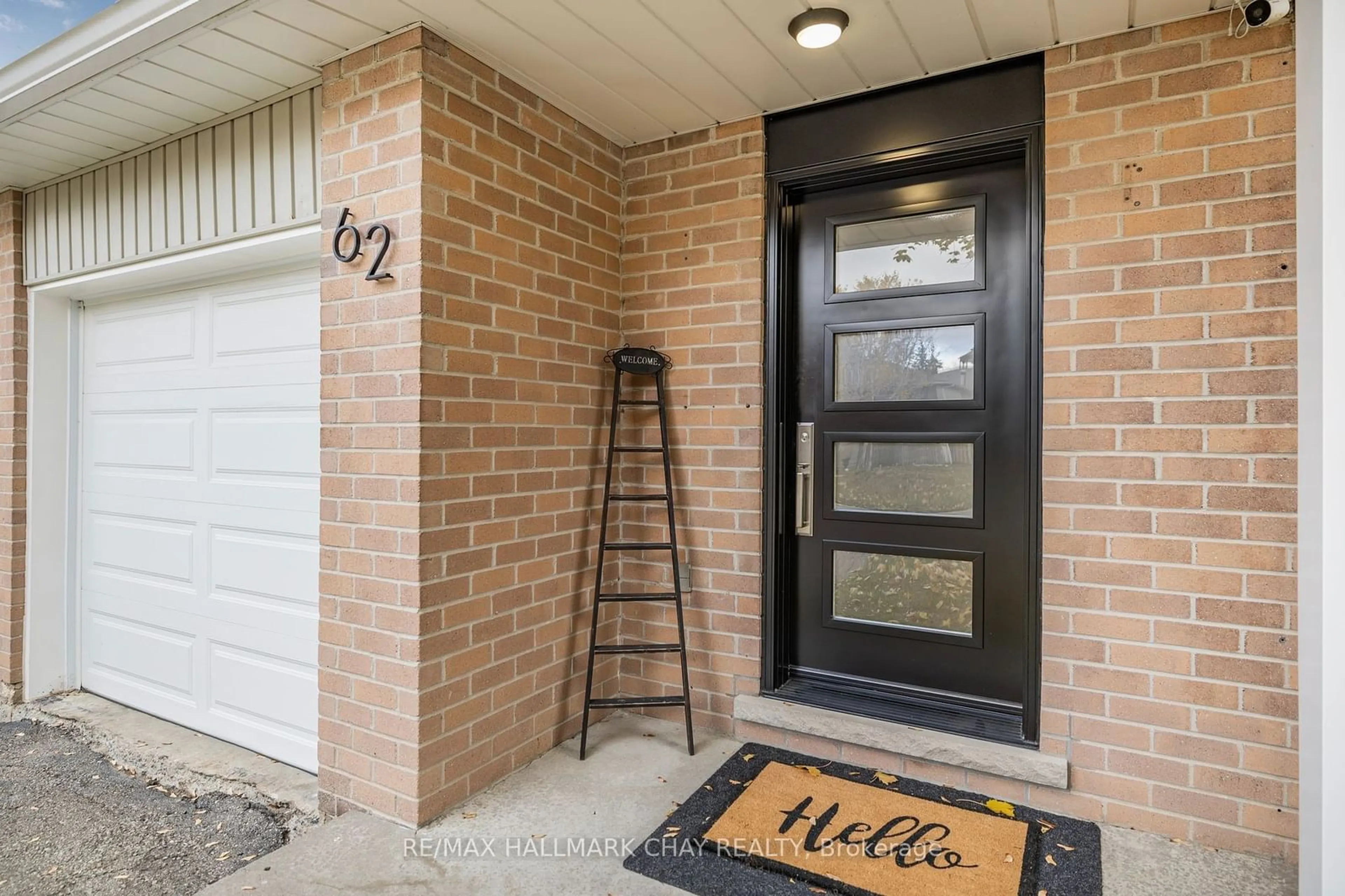 Indoor entryway, wood floors for 62 Simpson Rd, Newmarket Ontario L3Y 5E4