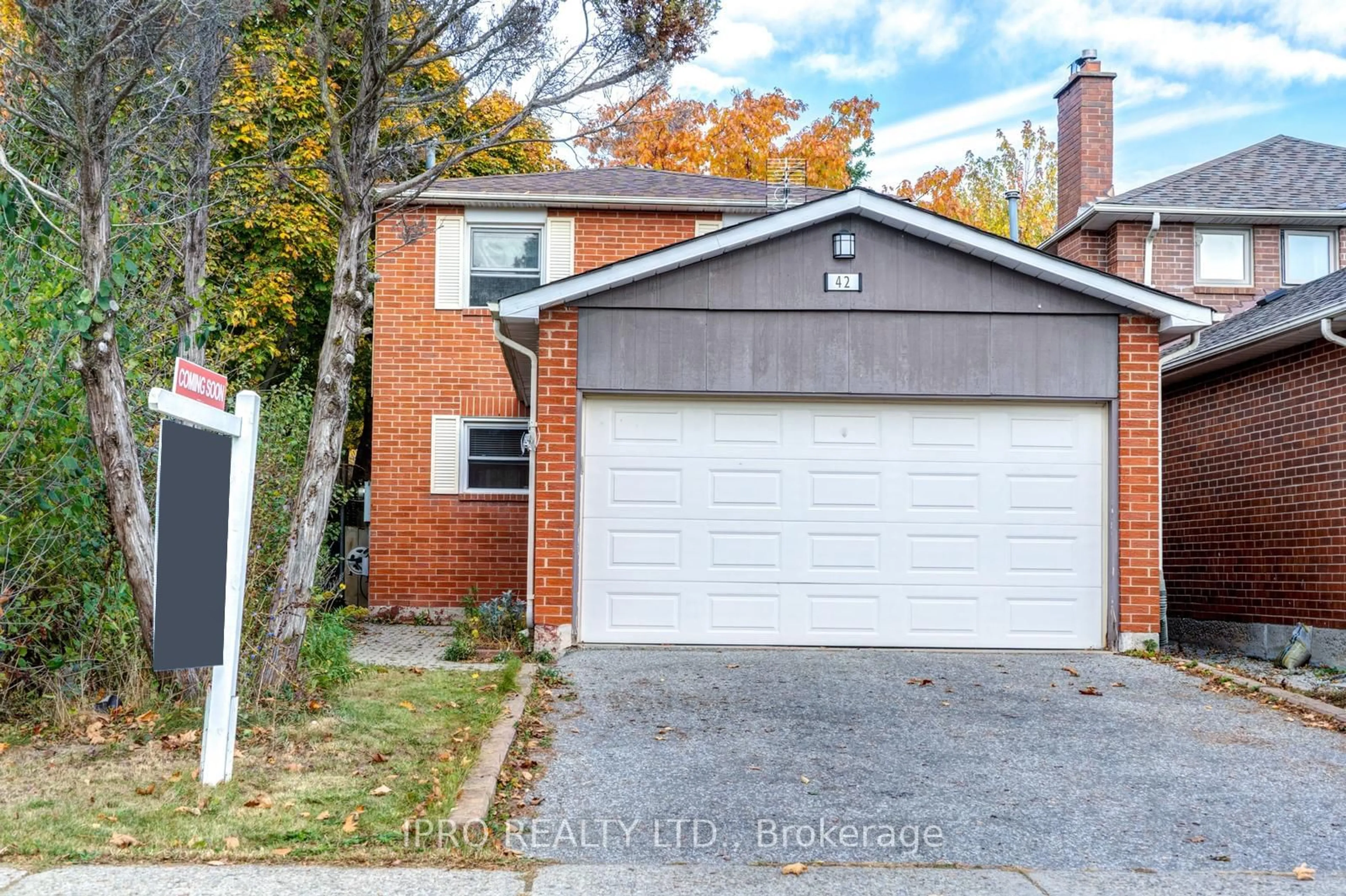 A pic from exterior of the house or condo, the street view for 42 Lund St, Richmond Hill Ontario L4C 5V7