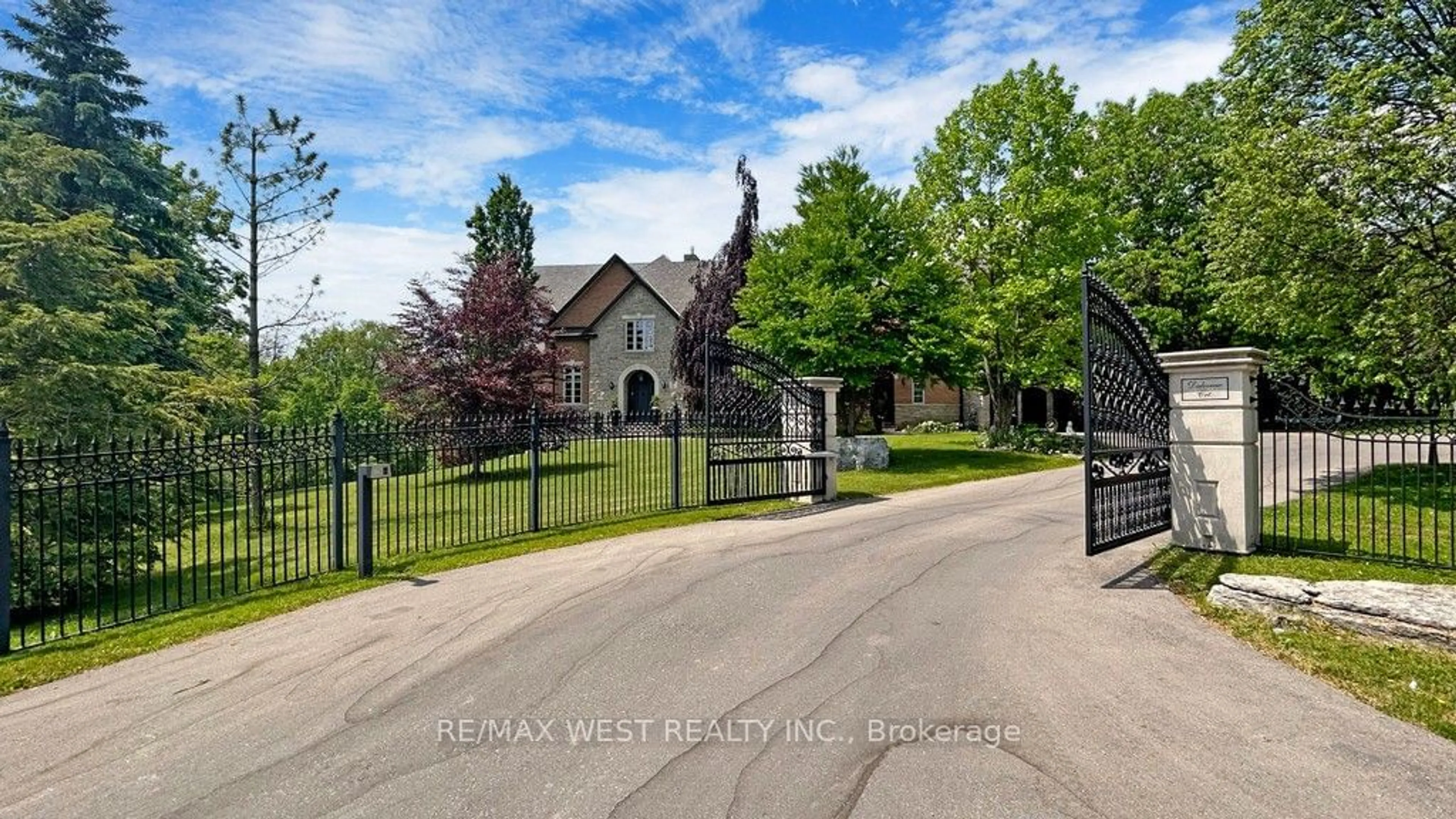 A pic from exterior of the house or condo, the fenced backyard for 32 Daleview Crt, Vaughan Ontario L0J 1C0