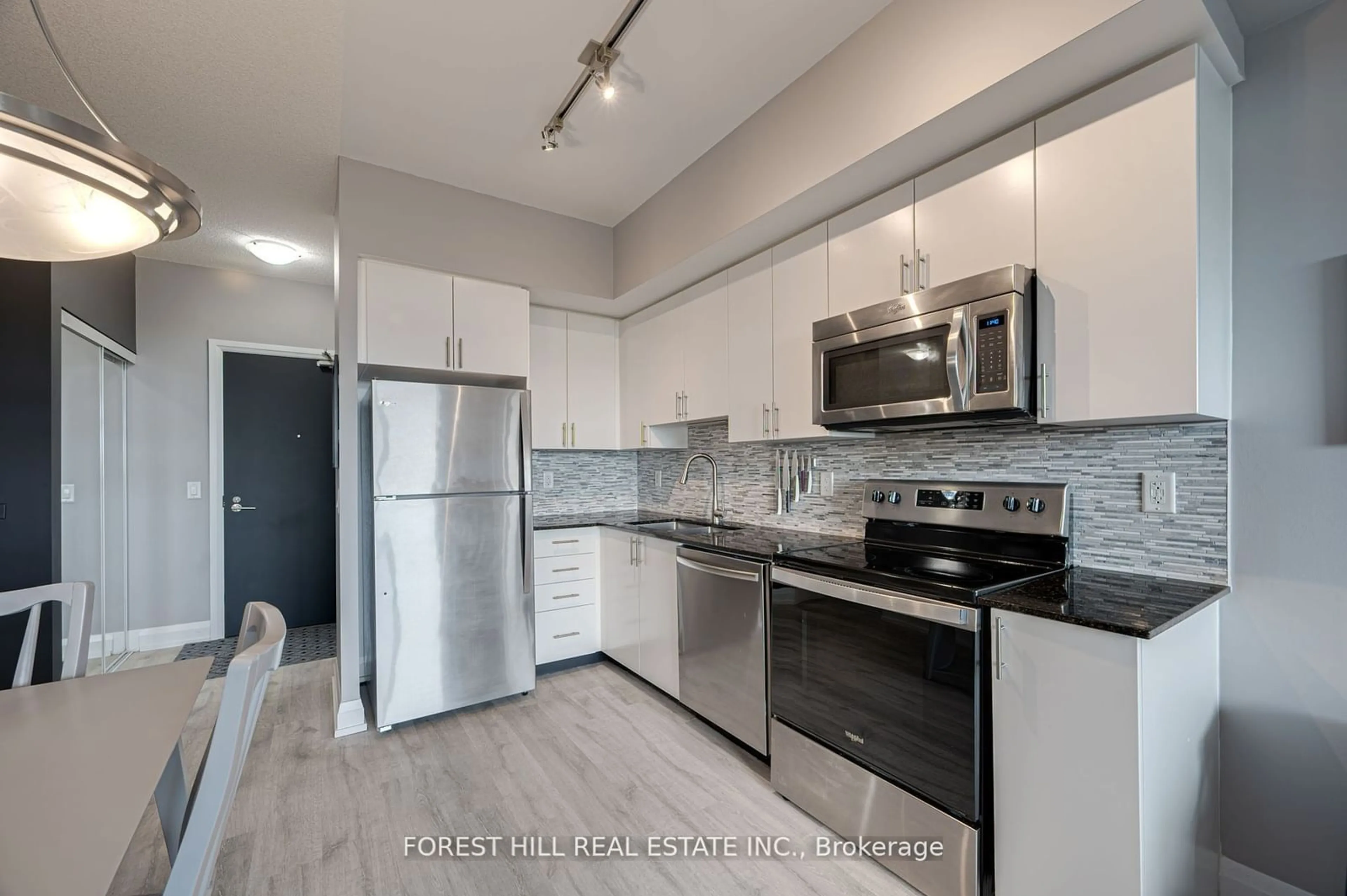 Standard kitchen for 7900 Bathurst St #514, Vaughan Ontario L4J 0J9