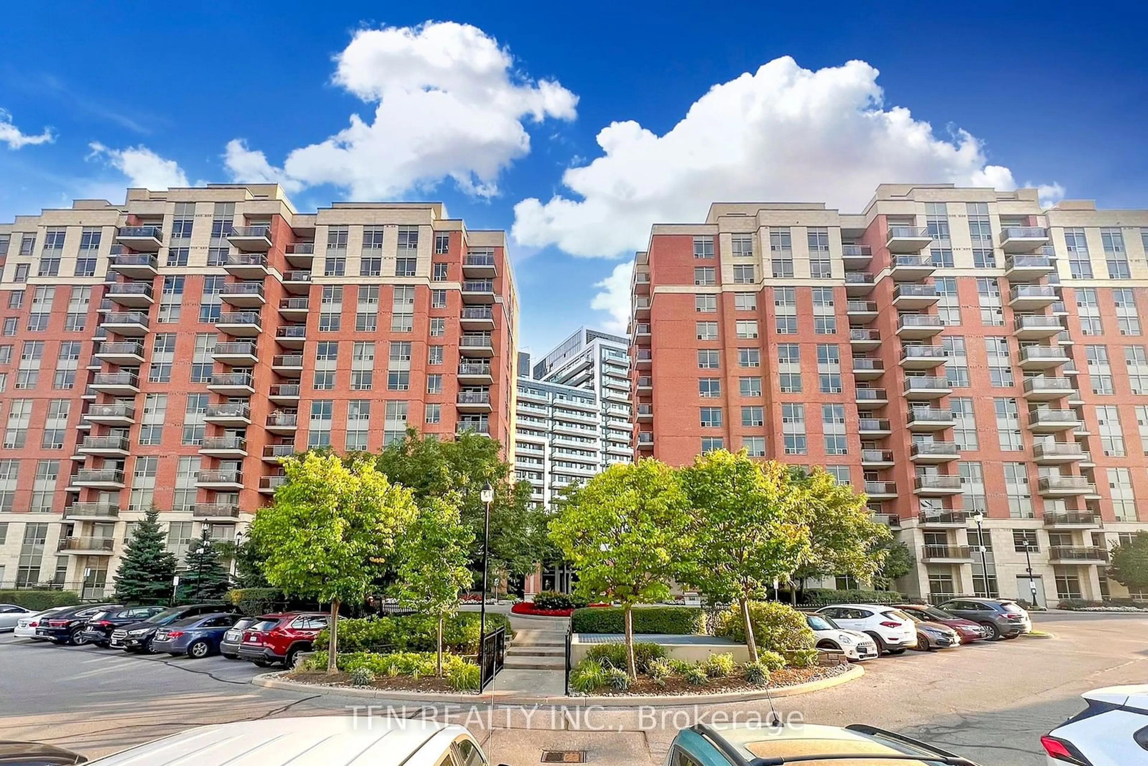 A pic from exterior of the house or condo, the view of city buildings for 75 King William Cres #LPH13, Richmond Hill Ontario L4B 0C1