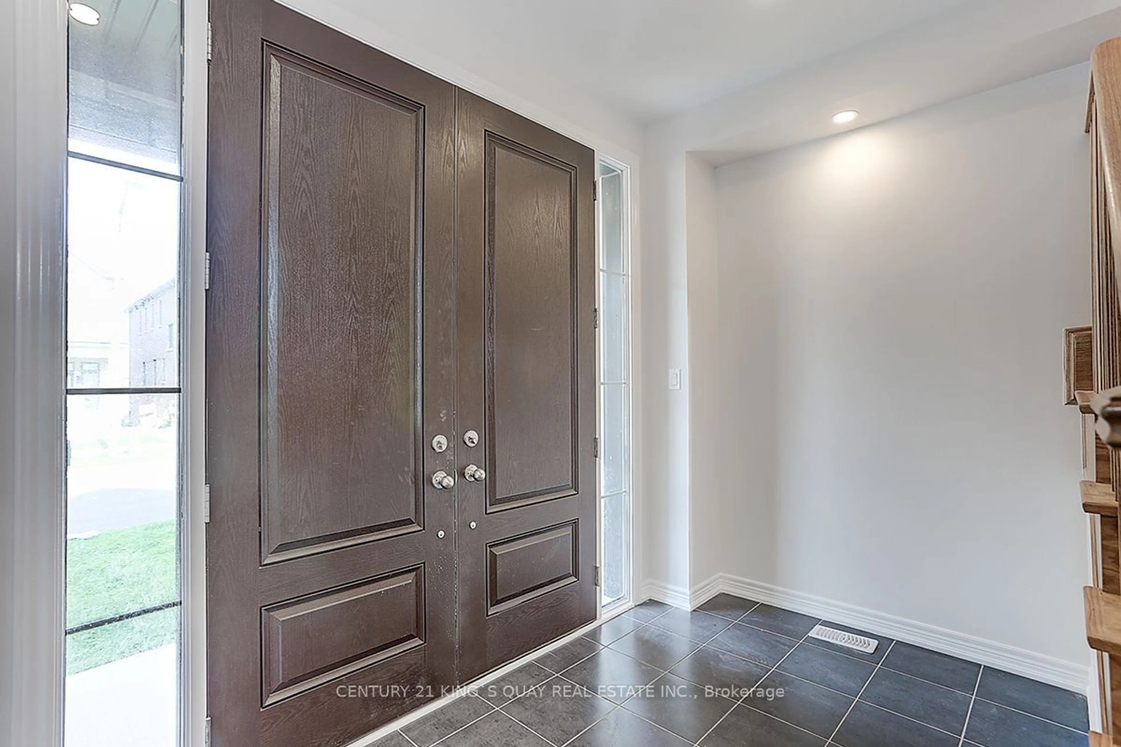 Indoor entryway, wood floors for 39 Boiton St, Richmond Hill Ontario L4S 0M1