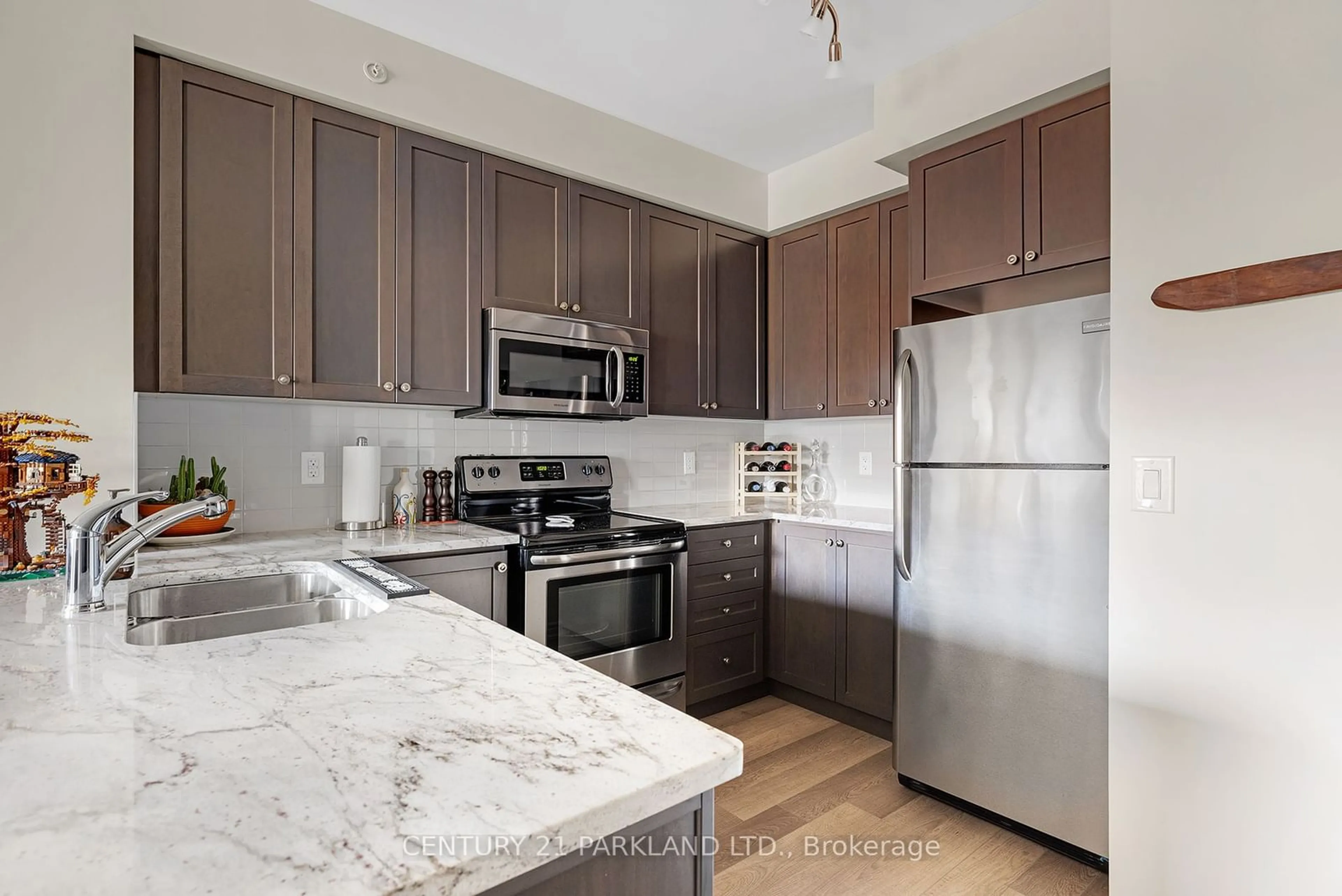 Standard kitchen for 9255 Jane St #310, Vaughan Ontario L6A 0K1