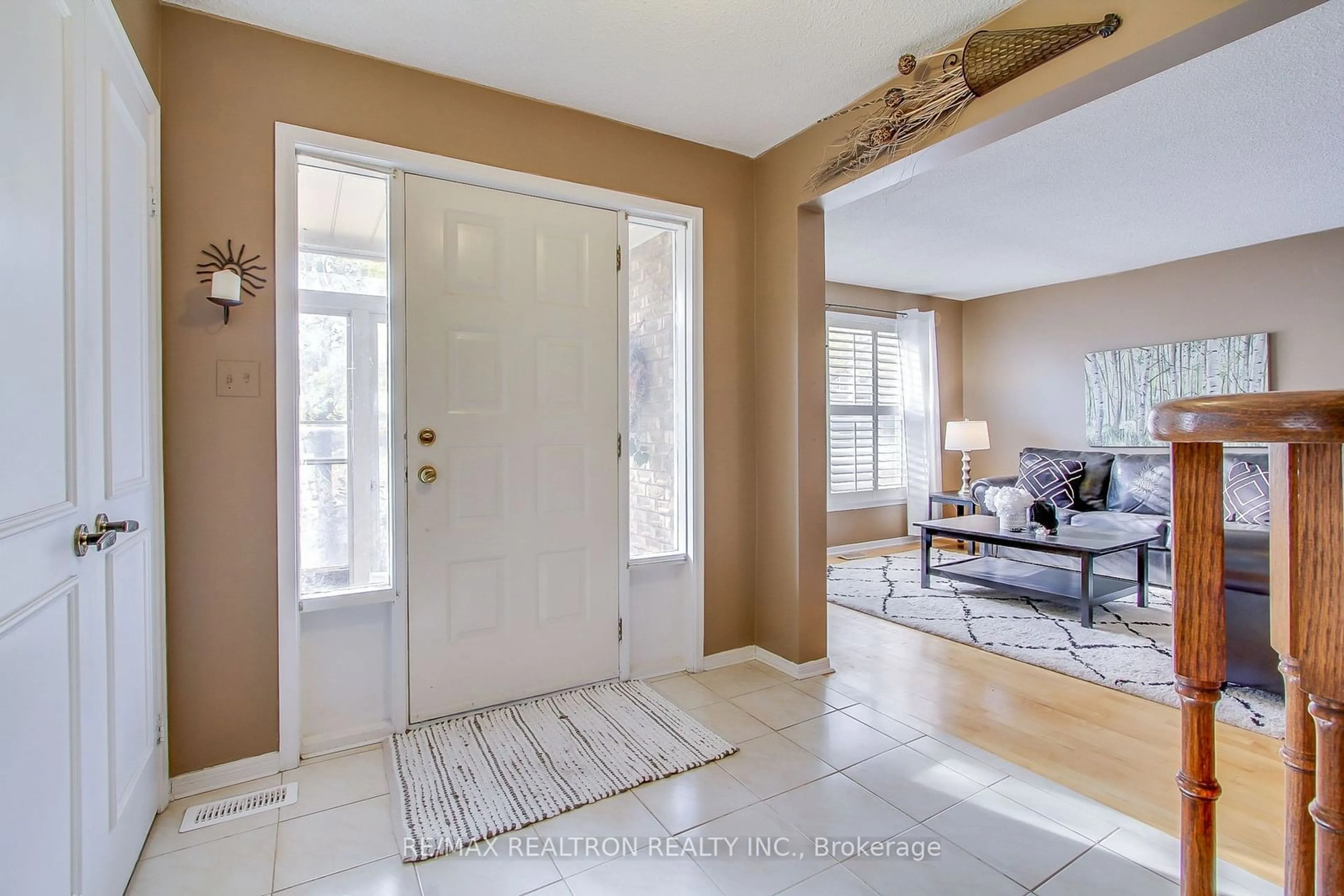 Indoor entryway, wood floors for 6 Jennifer Cres, East Gwillimbury Ontario L0G 1V0