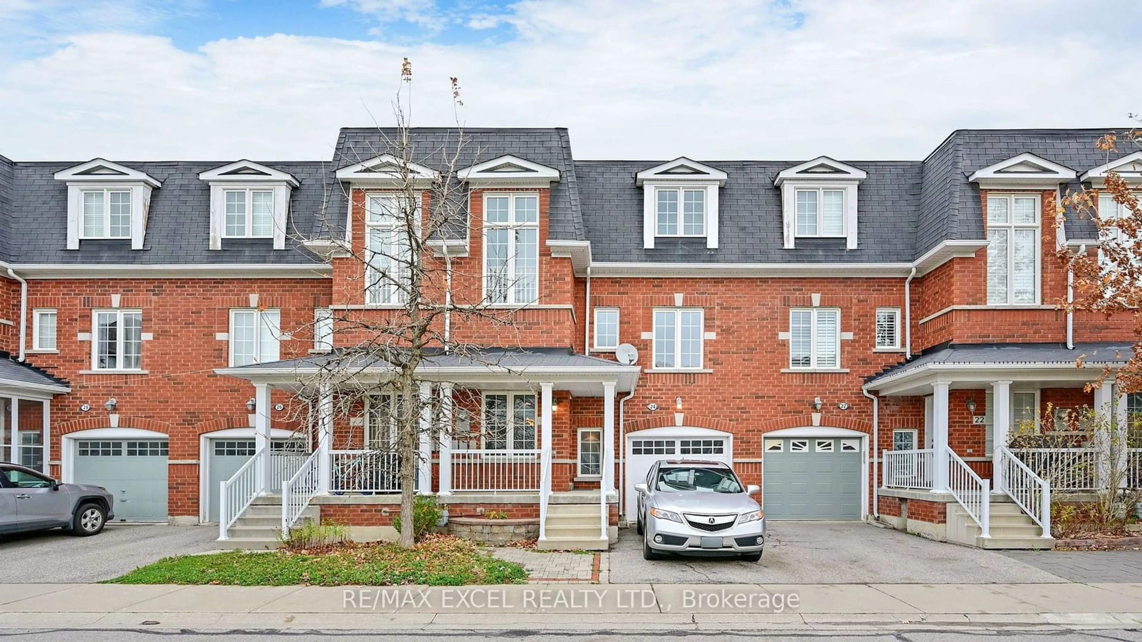 A pic from exterior of the house or condo, the street view for 15 Old Colony Rd #24, Richmond Hill Ontario L4E 4L5