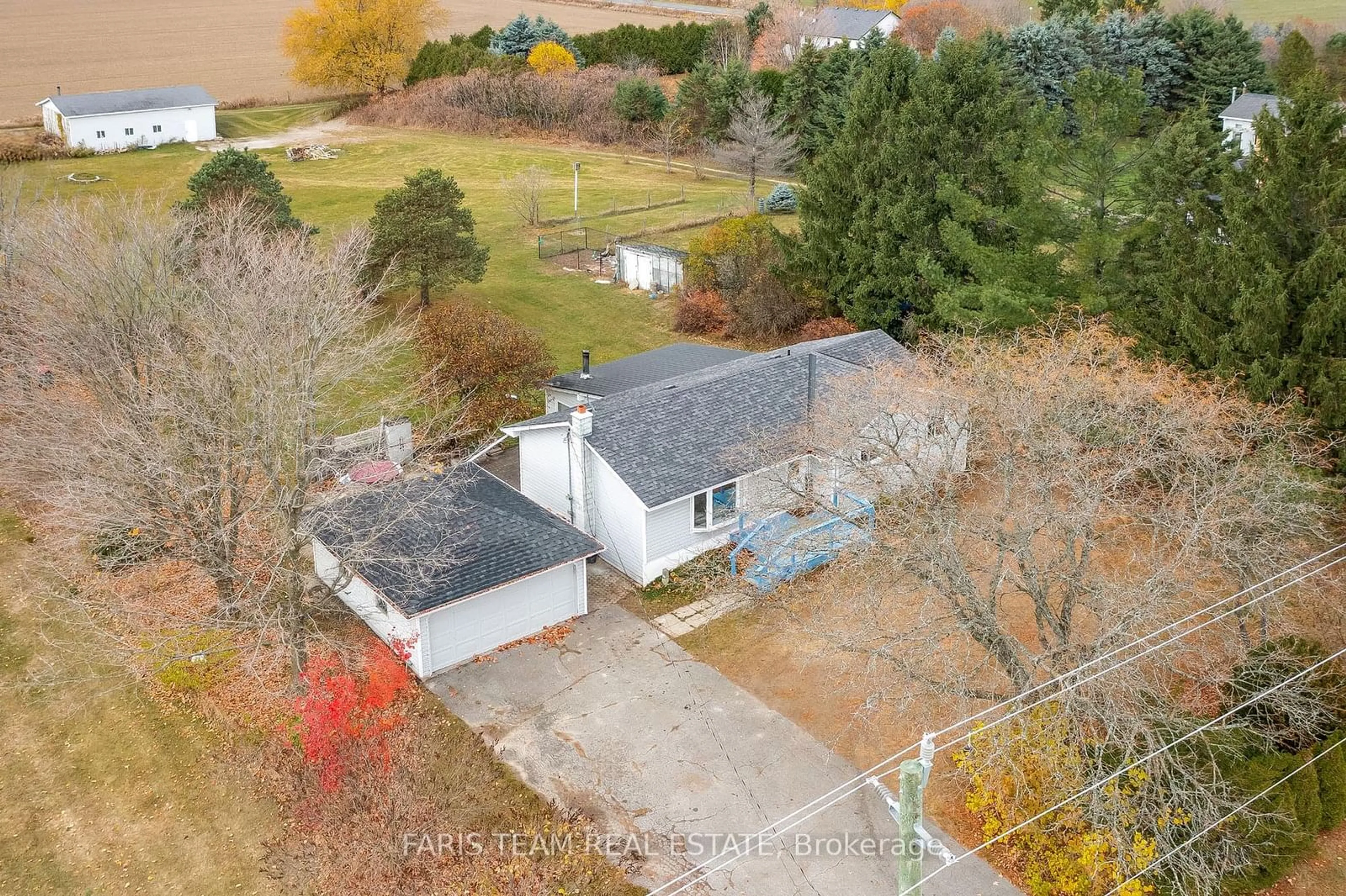 Frontside or backside of a home, the fenced backyard for 3810 10 Sideroad, Bradford West Gwillimbury Ontario L3Z 2A5