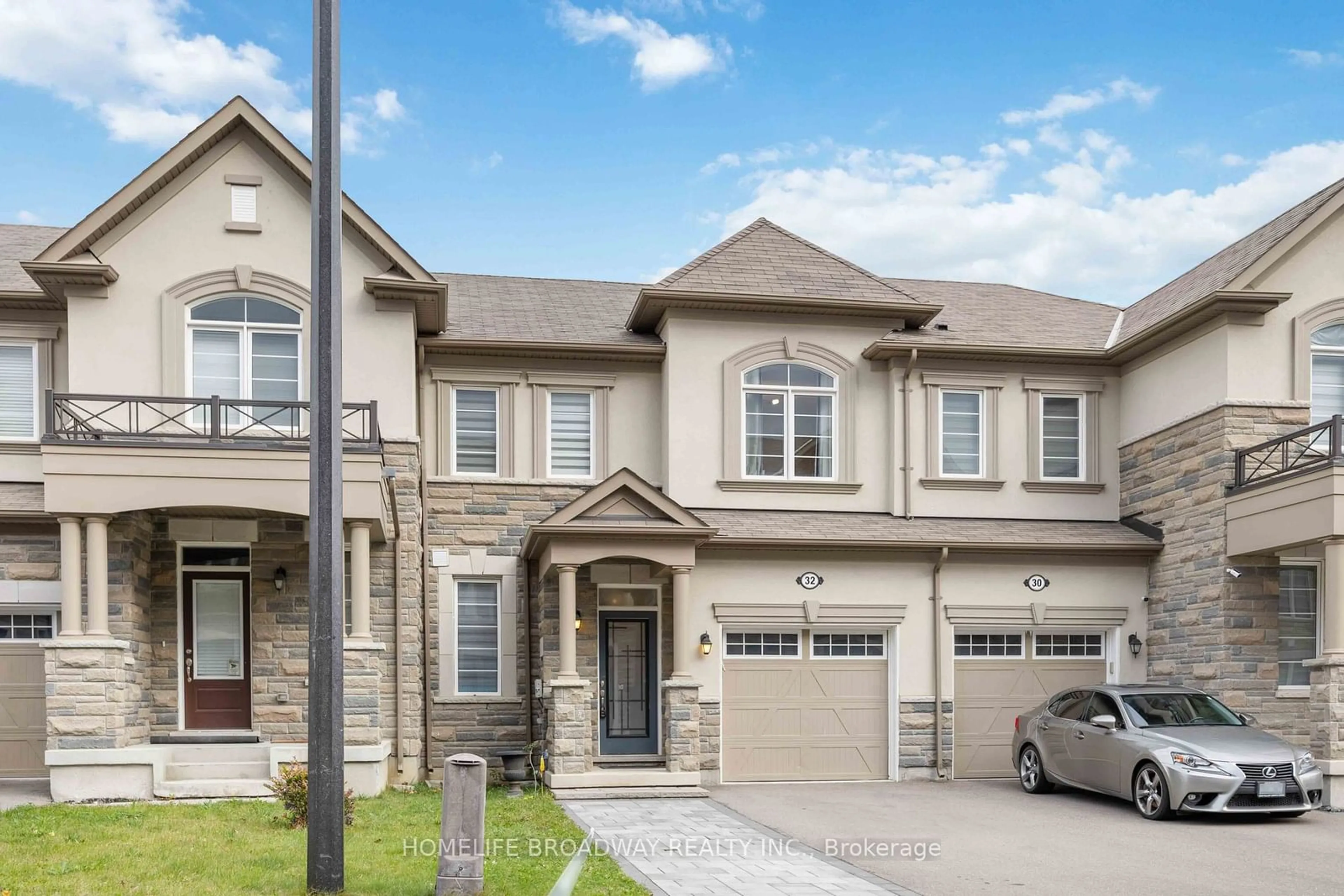 Frontside or backside of a home, the street view for 32 Casely Ave, Richmond Hill Ontario L4S 0K3