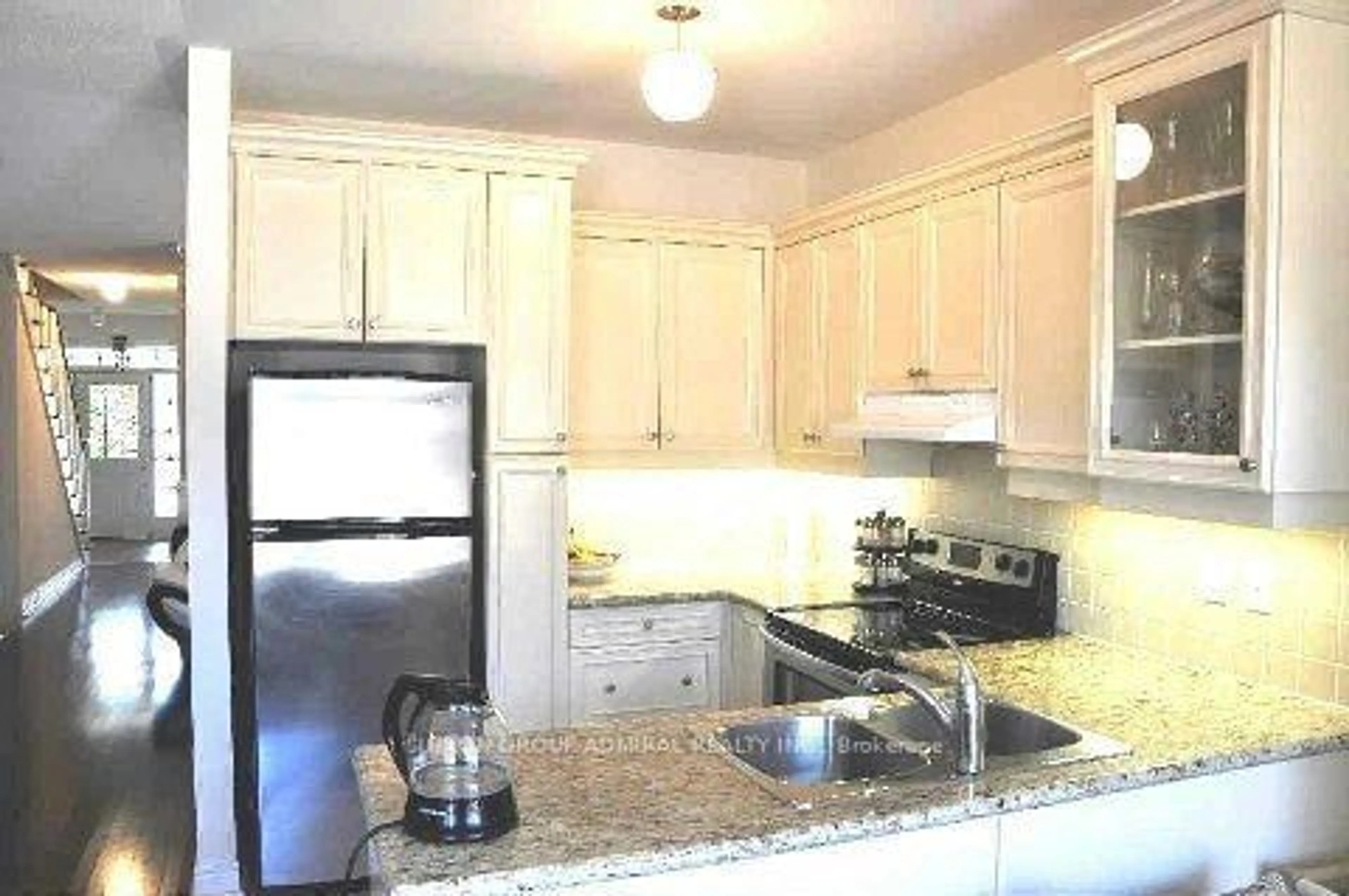 Standard kitchen, wood floors, cottage for 171 Sir Sanford Fleming Way, Vaughan Ontario L6A 0V4