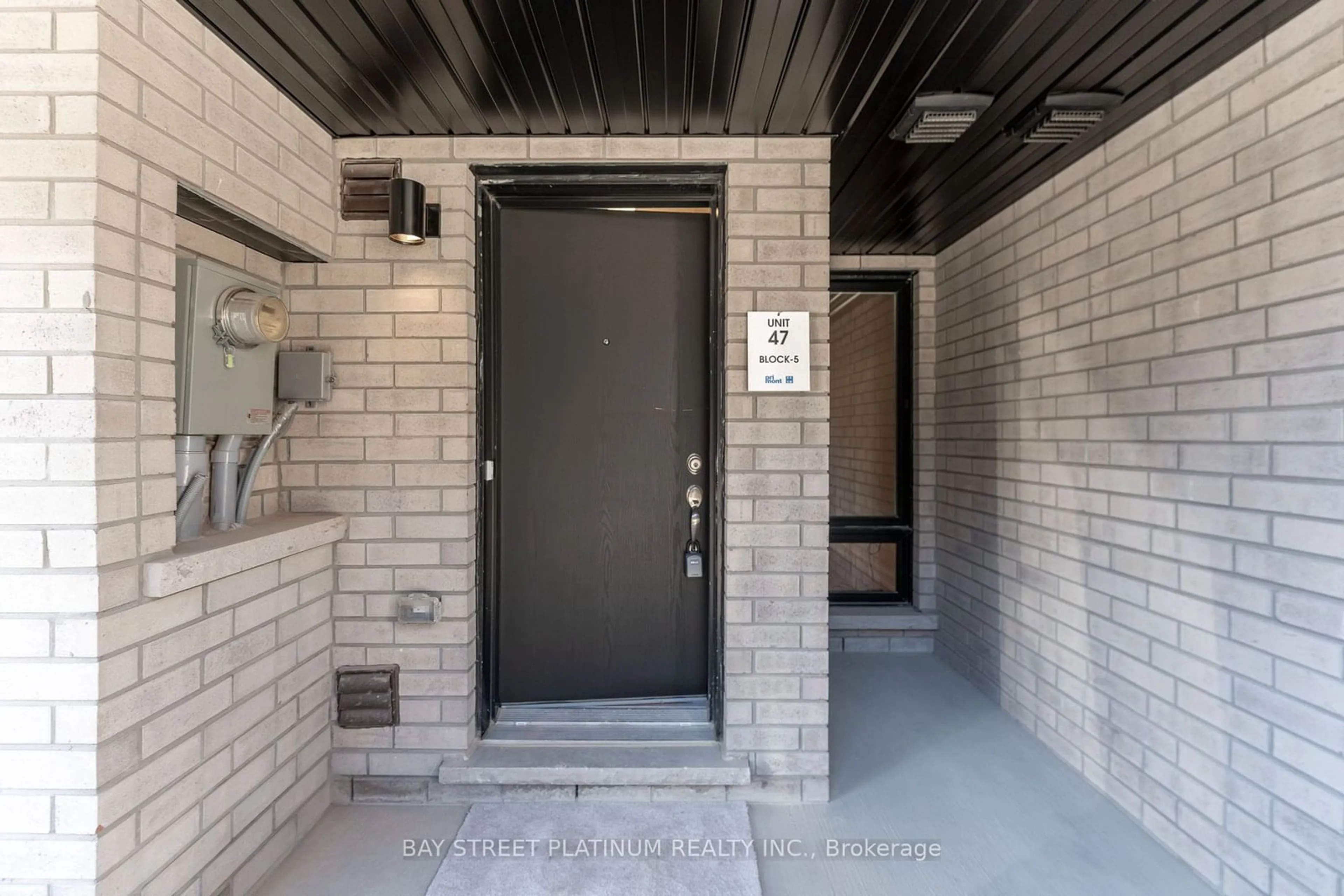 Indoor entryway, cement floor for 46 Chiffon St, Vaughan Ontario L4L 1V8