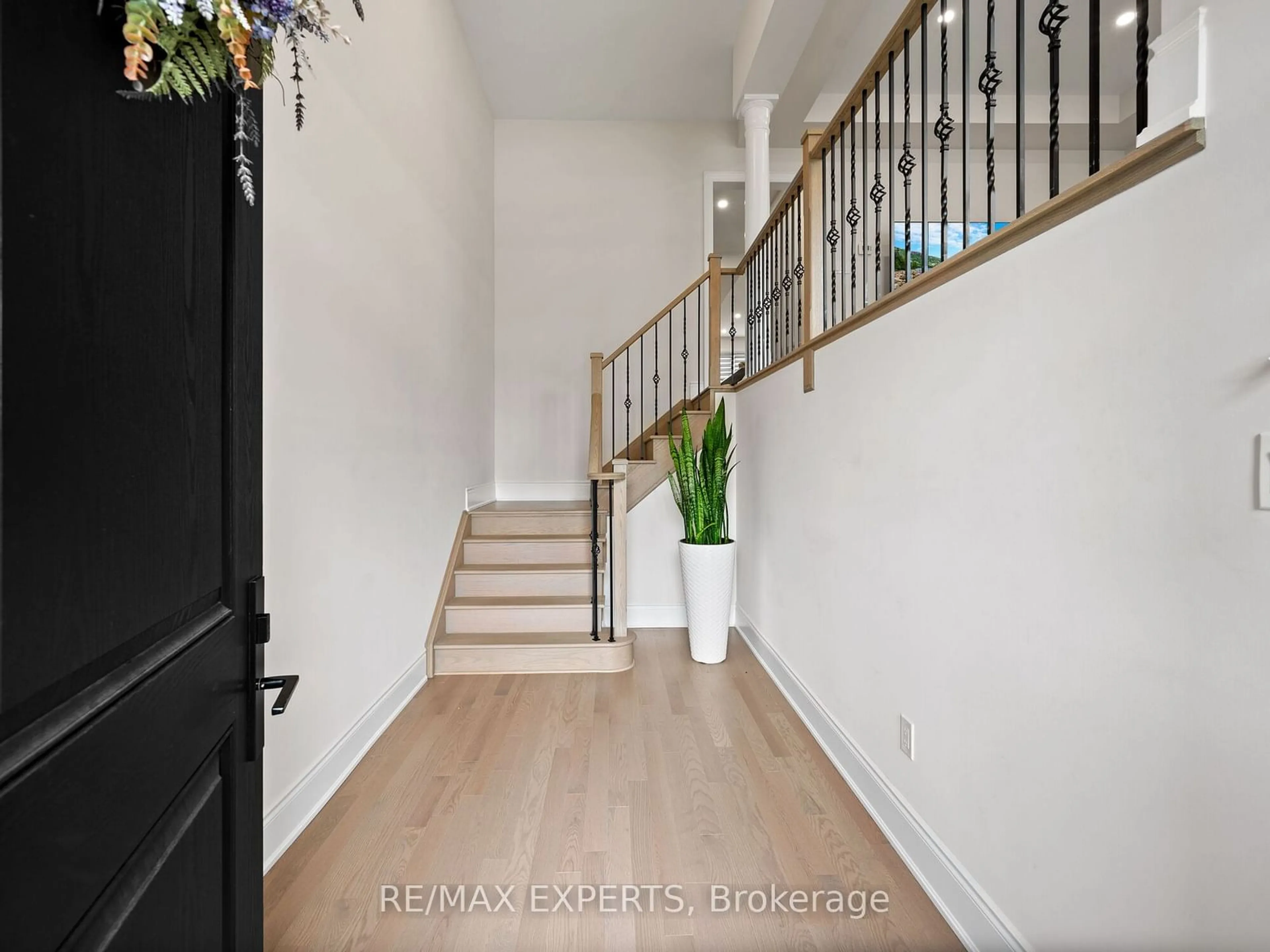 Indoor entryway, wood floors for 120 Stokes Dr, King Ontario L7B 0P8