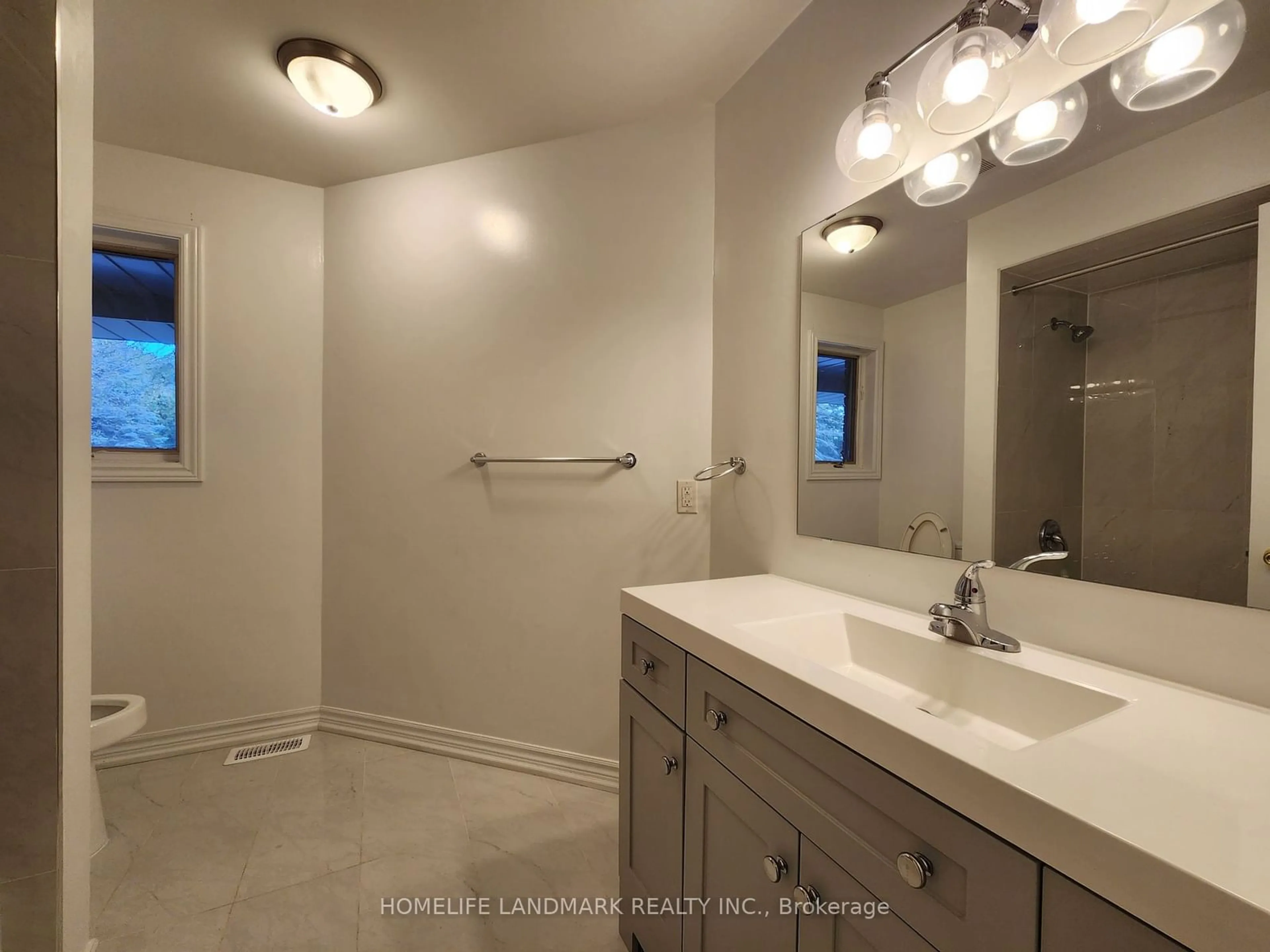 Contemporary bathroom, cement floor for 20 Executive Dr, Whitchurch-Stouffville Ontario L4A 2C9