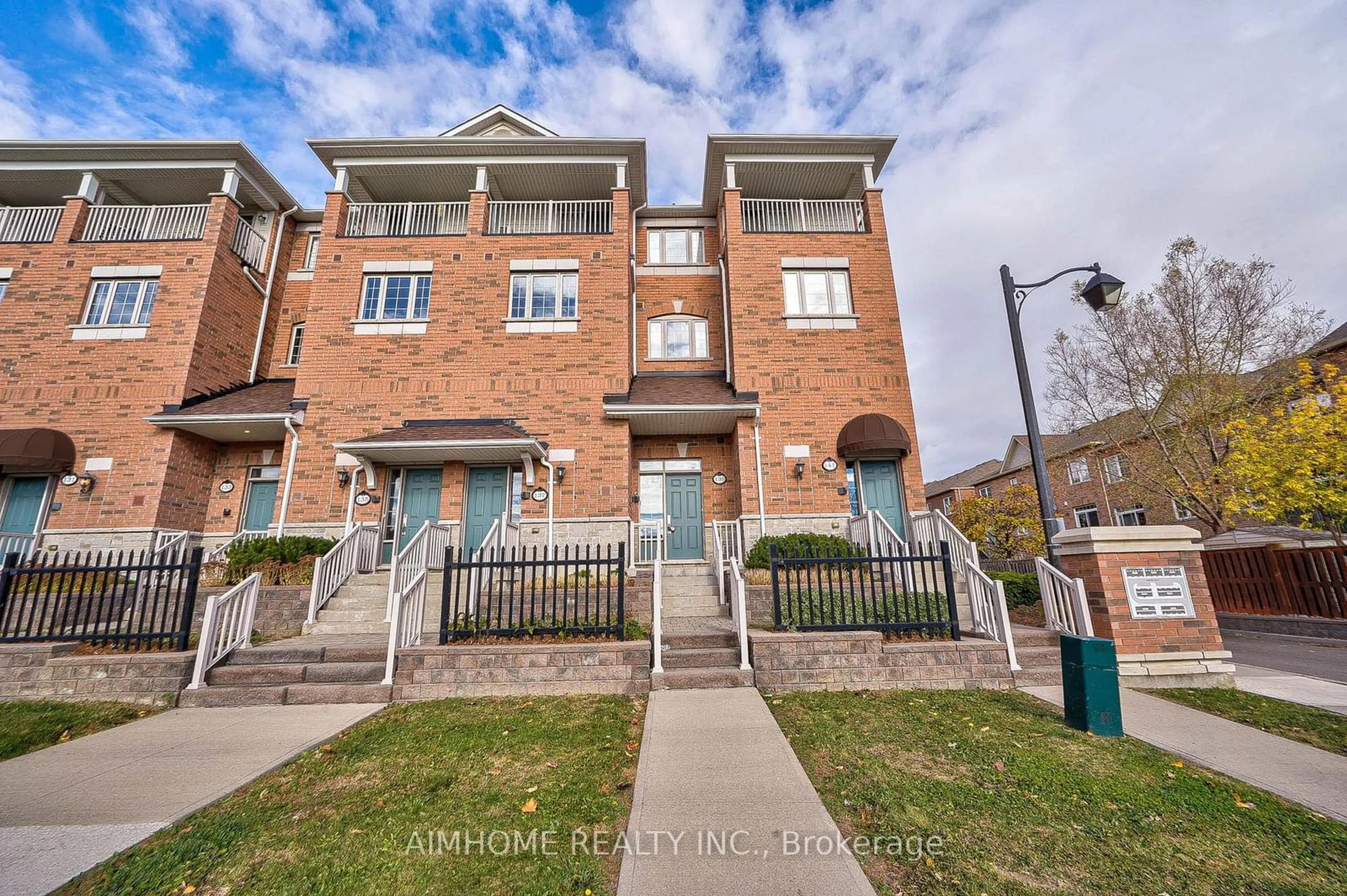 A pic from exterior of the house or condo, the street view for 139 Silverwood Ave, Richmond Hill Ontario L4S 0G3