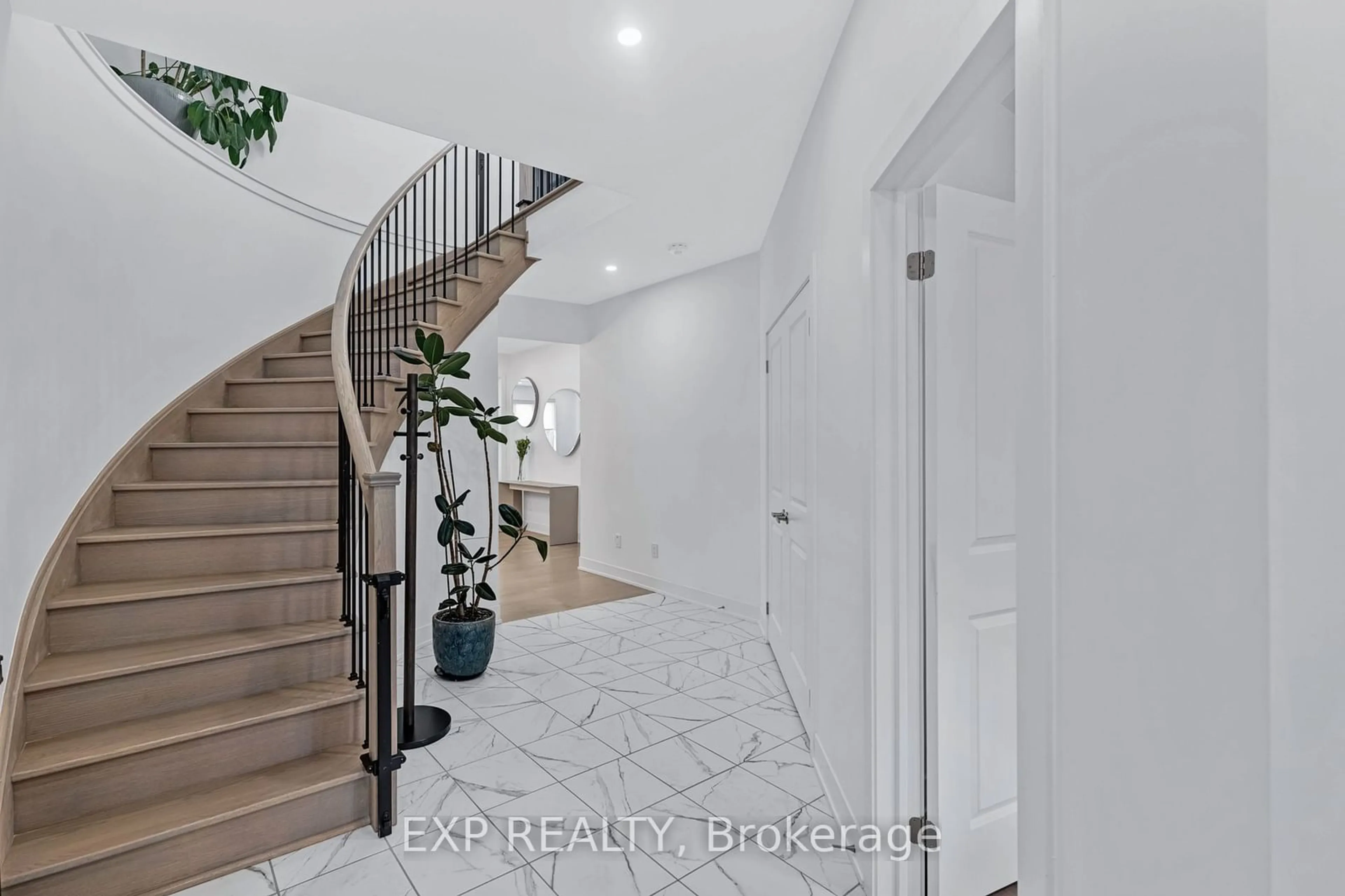 Indoor entryway, wood floors for 34 Concert Hill Way, East Gwillimbury Ontario L9N 0W8