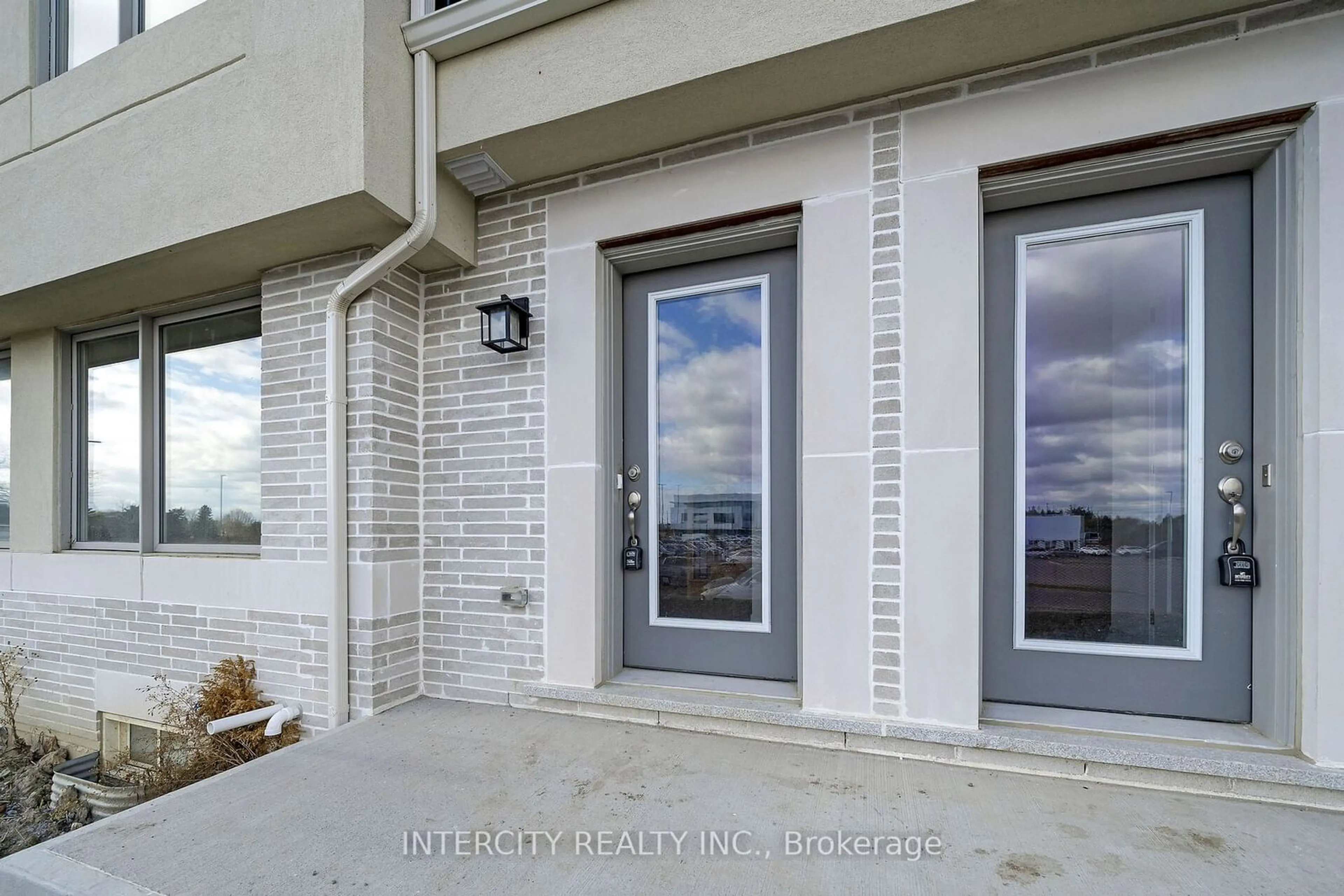 A pic from exterior of the house or condo, the front or back of building for 21 Alan Francis Lane, Markham Ontario L6C 3B5