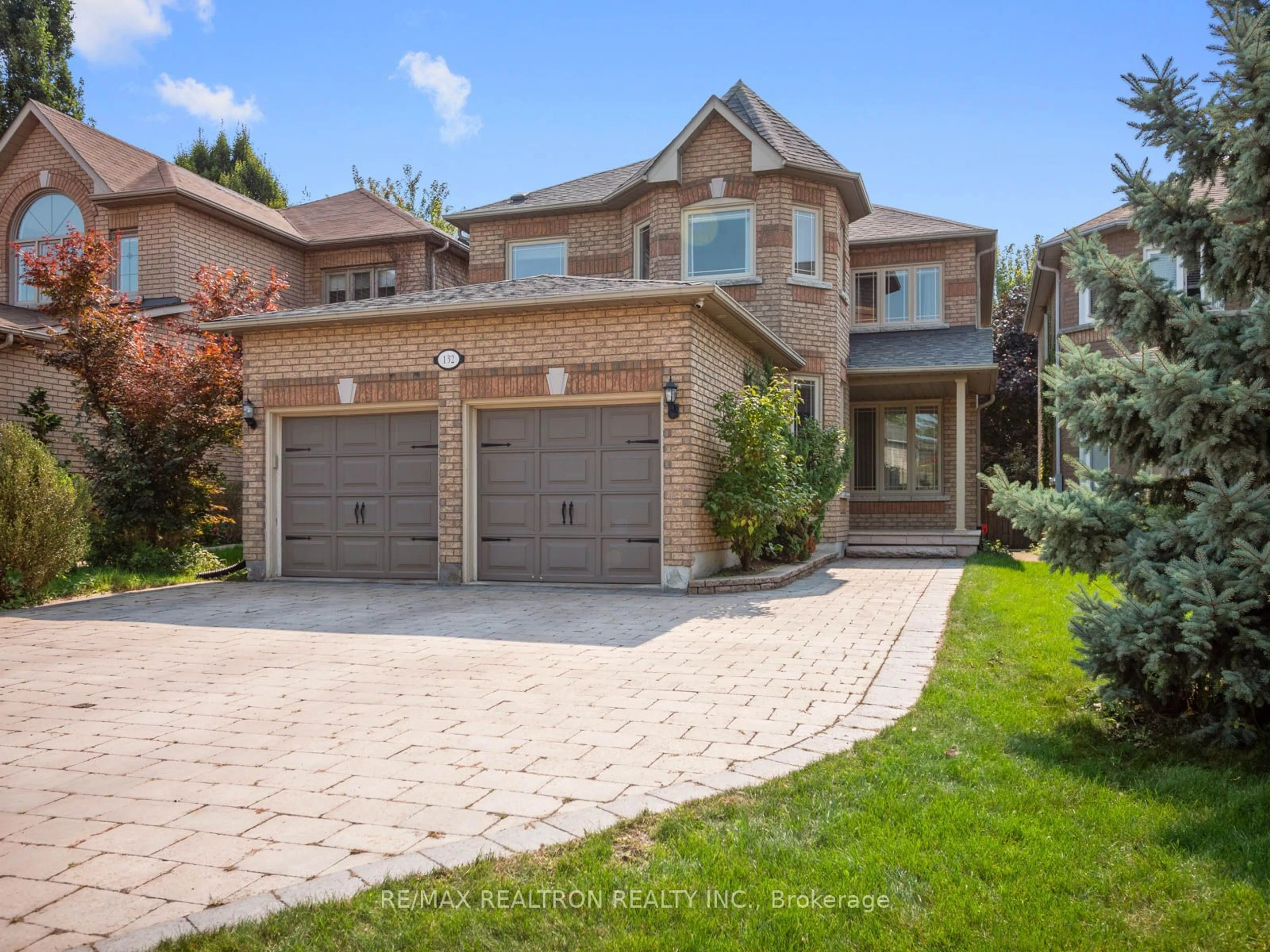 Home with brick exterior material for 132 Oakhurst Dr, Vaughan Ontario L4J 8H6