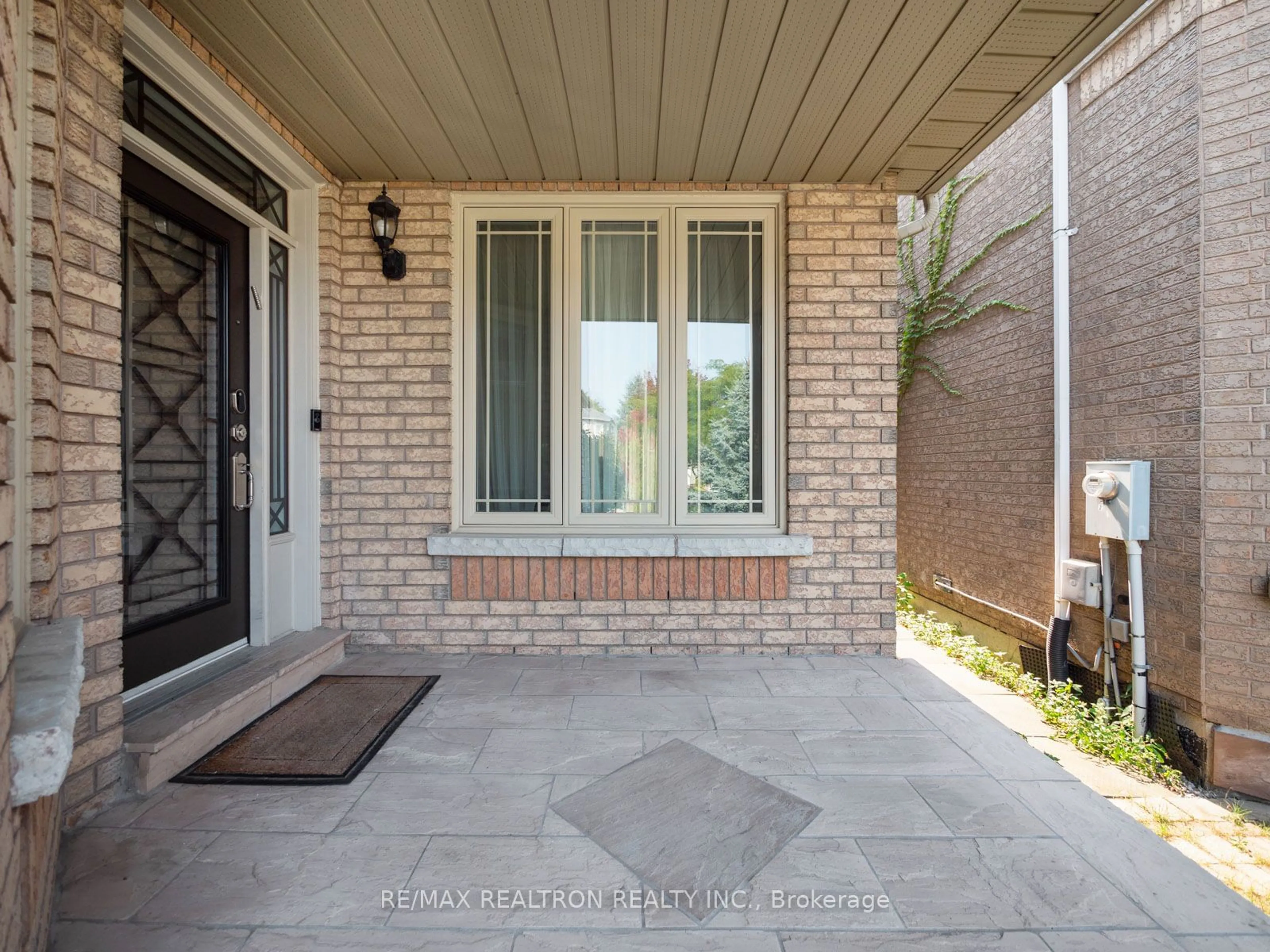 Home with brick exterior material for 132 Oakhurst Dr, Vaughan Ontario L4J 8H6