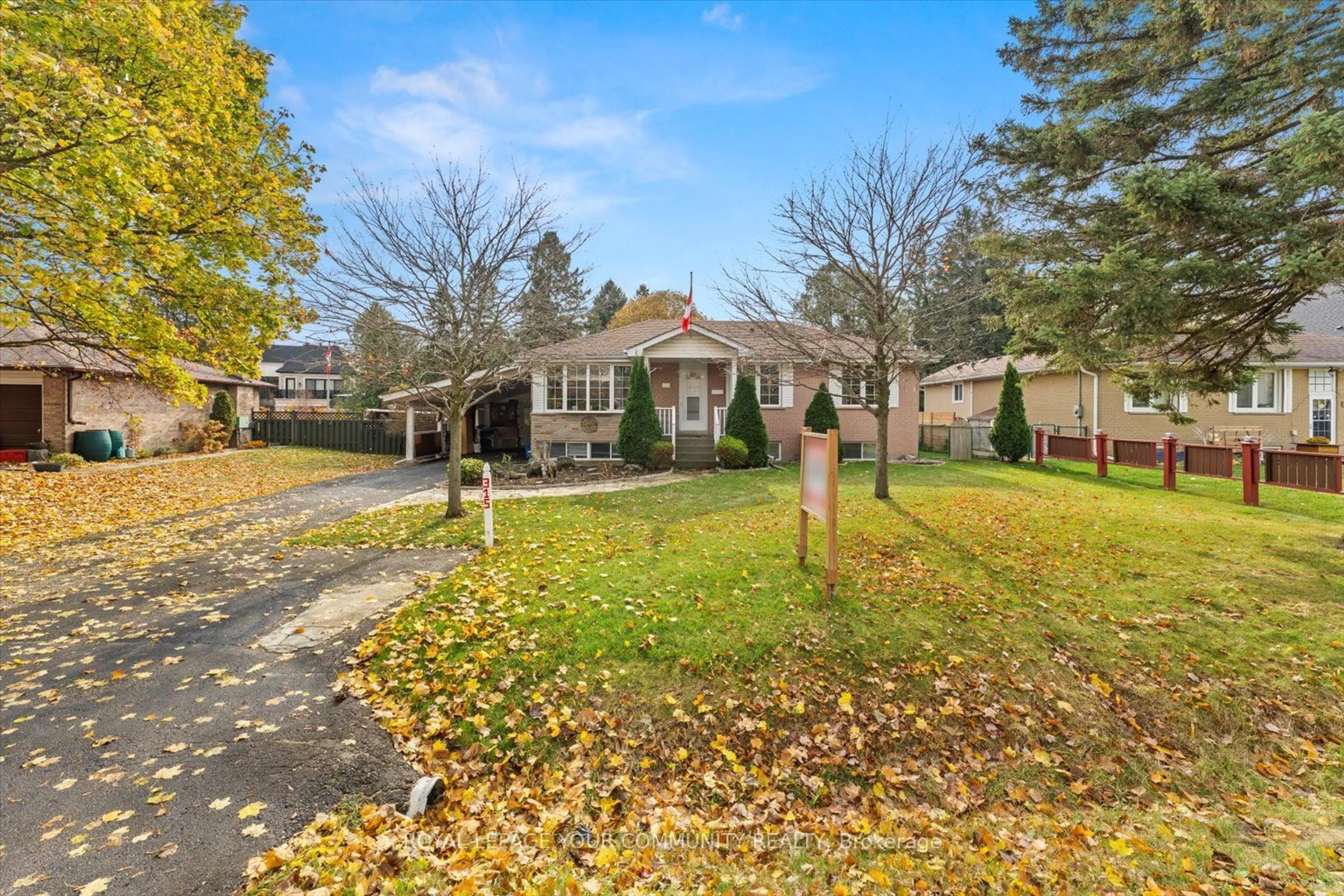 A pic from exterior of the house or condo, the fenced backyard for 315 Forde Cres, King Ontario L7B 1G7