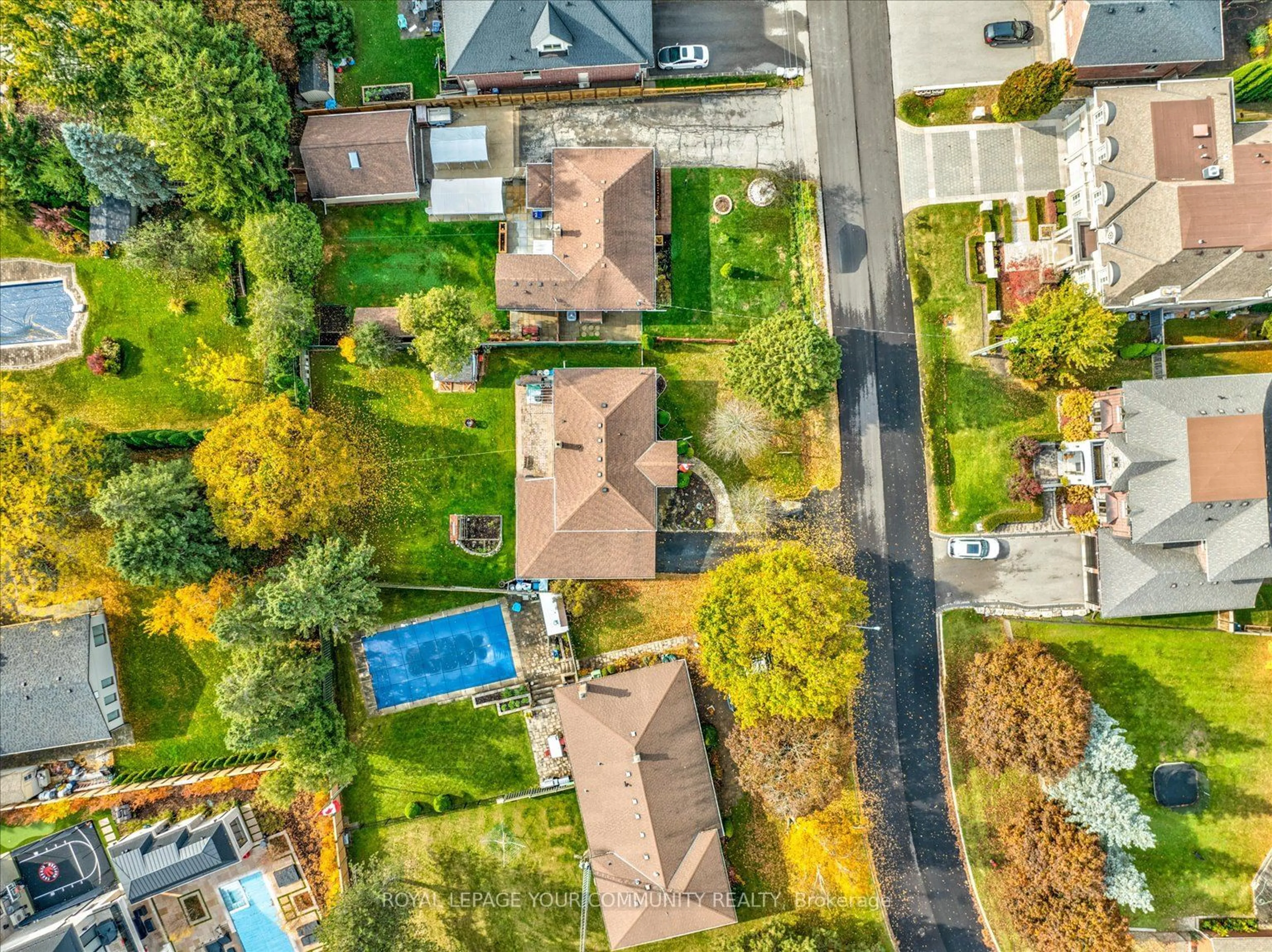 Frontside or backside of a home, the street view for 315 Forde Cres, King Ontario L7B 1G7