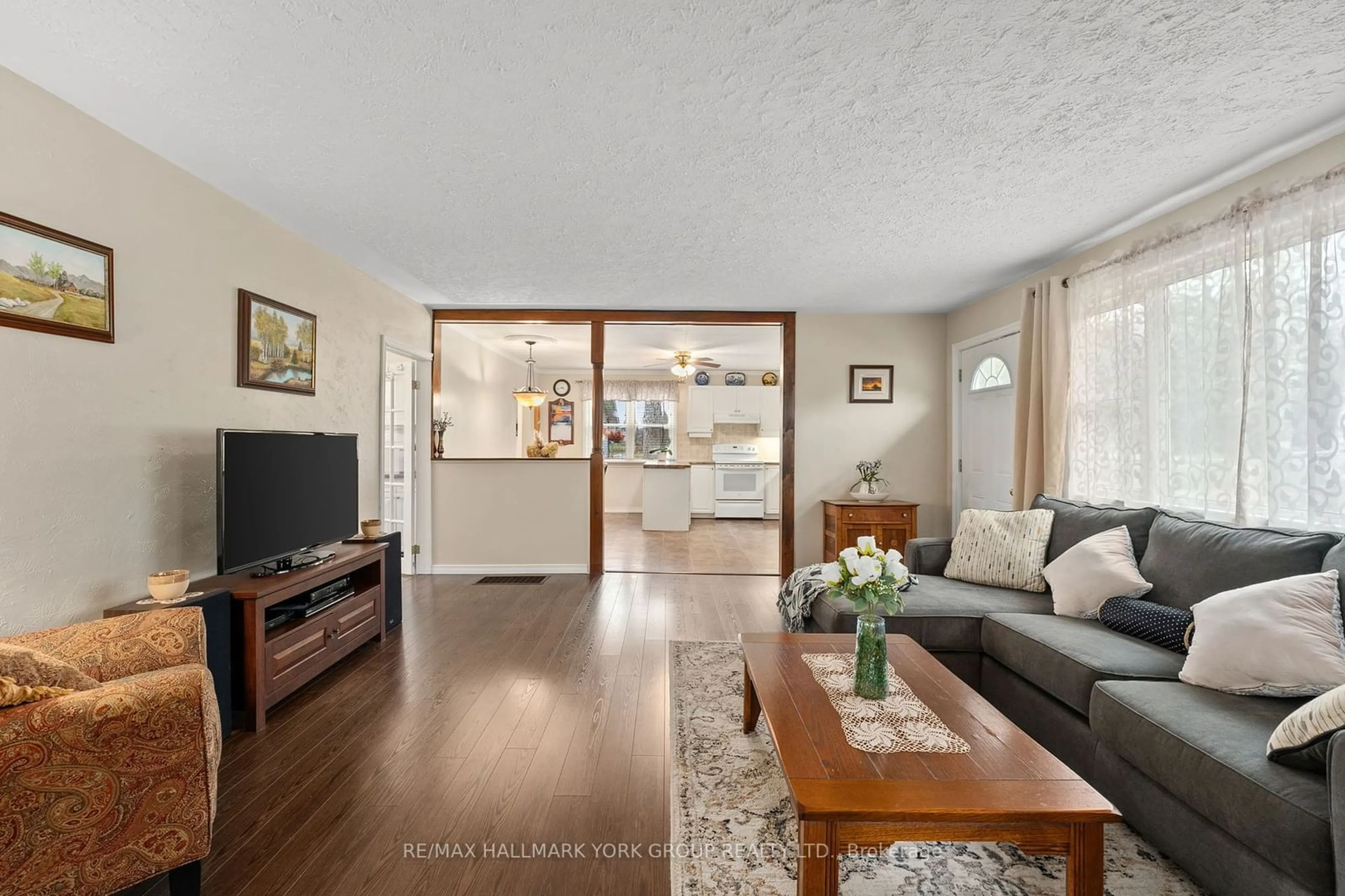 Living room, wood floors for 32805 Thorah Sdrd, Brock Ontario L0K 1A0