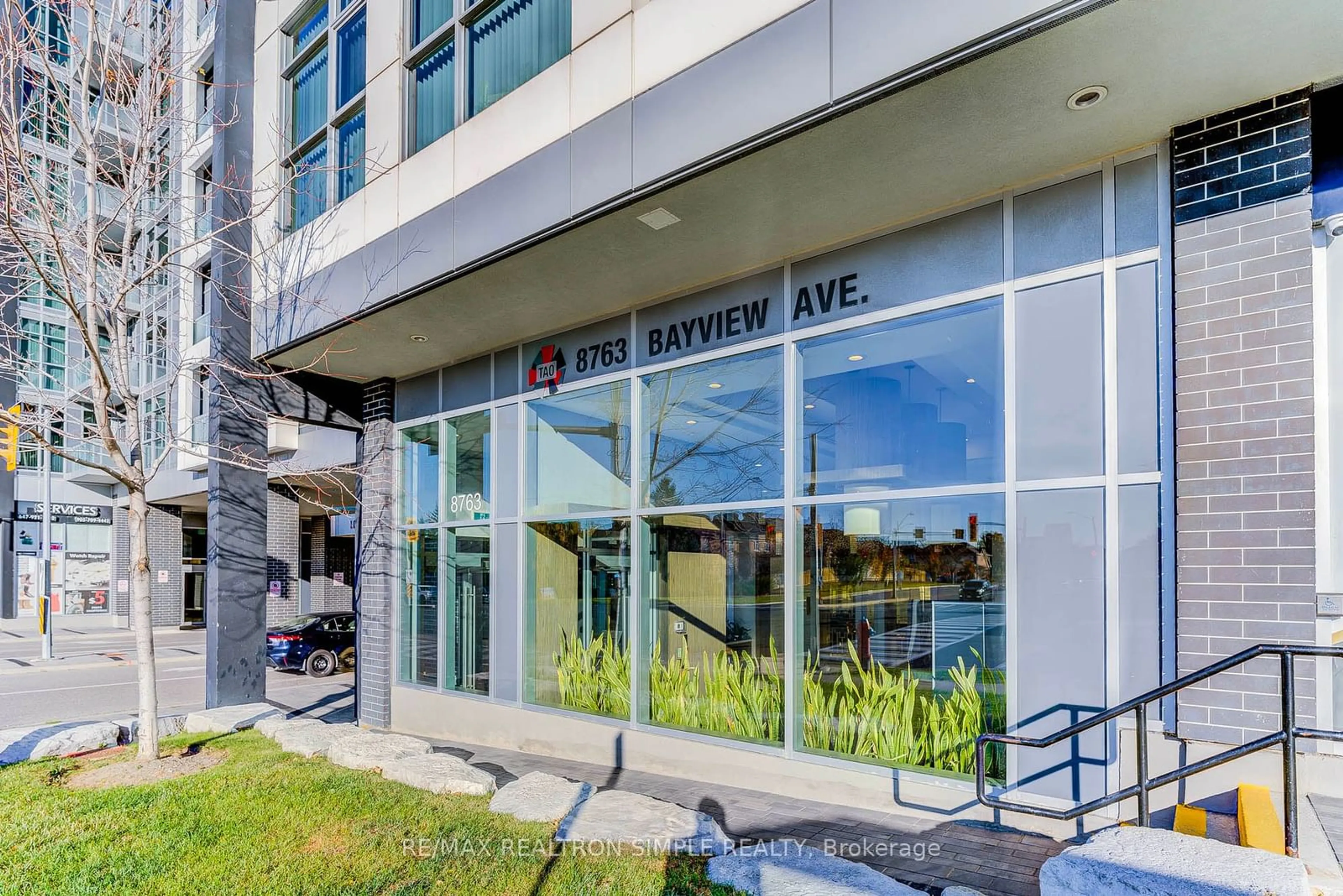 Indoor foyer for 8763 Bayview Ave #319, Richmond Hill Ontario L4B 3V1