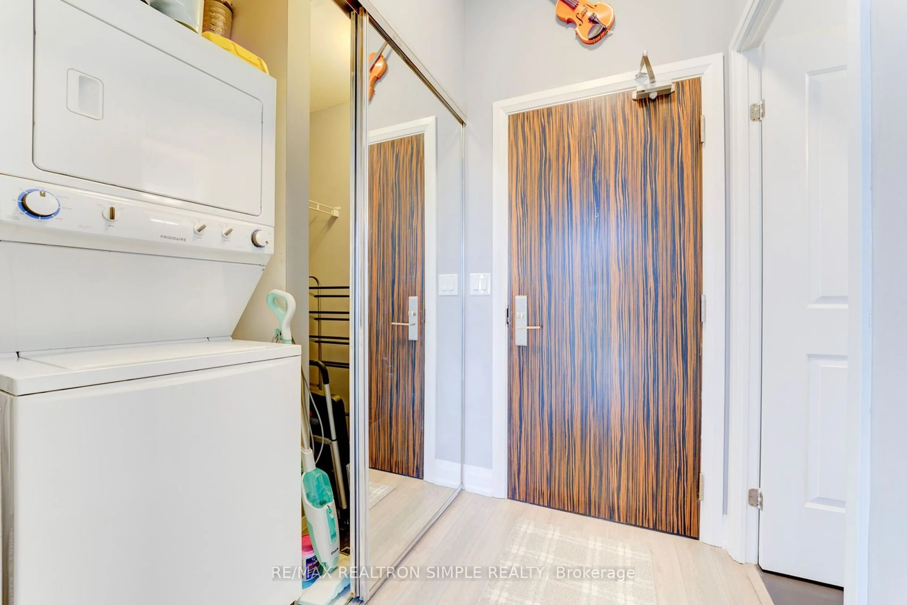 Laundry room for 8763 Bayview Ave #319, Richmond Hill Ontario L4B 3V1