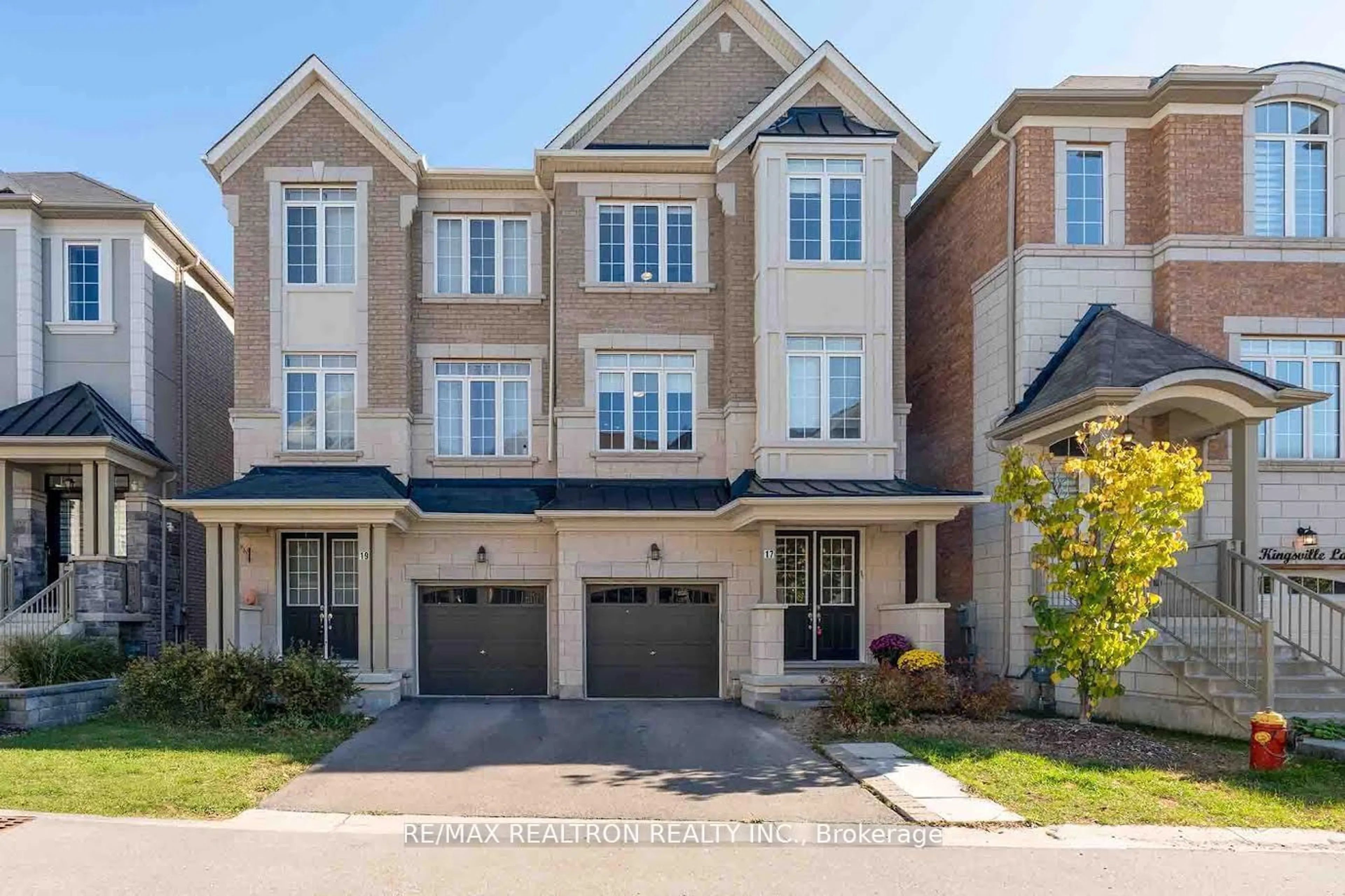 A pic from exterior of the house or condo, the street view for 17 Kingsville Lane, Richmond Hill Ontario L4C 7V6