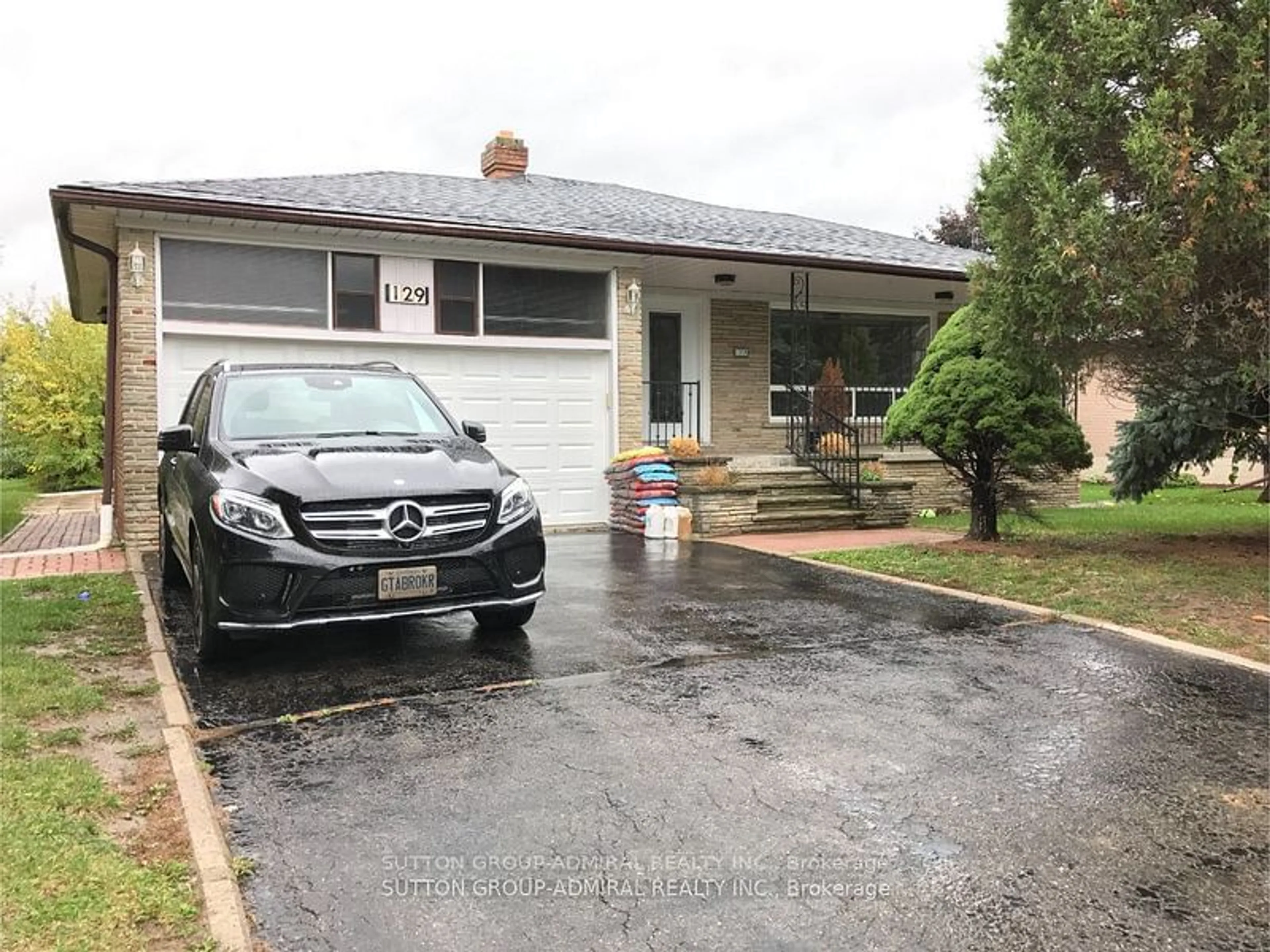 Frontside or backside of a home, the street view for 129 Crestwood Rd, Vaughan Ontario L4J 1A7