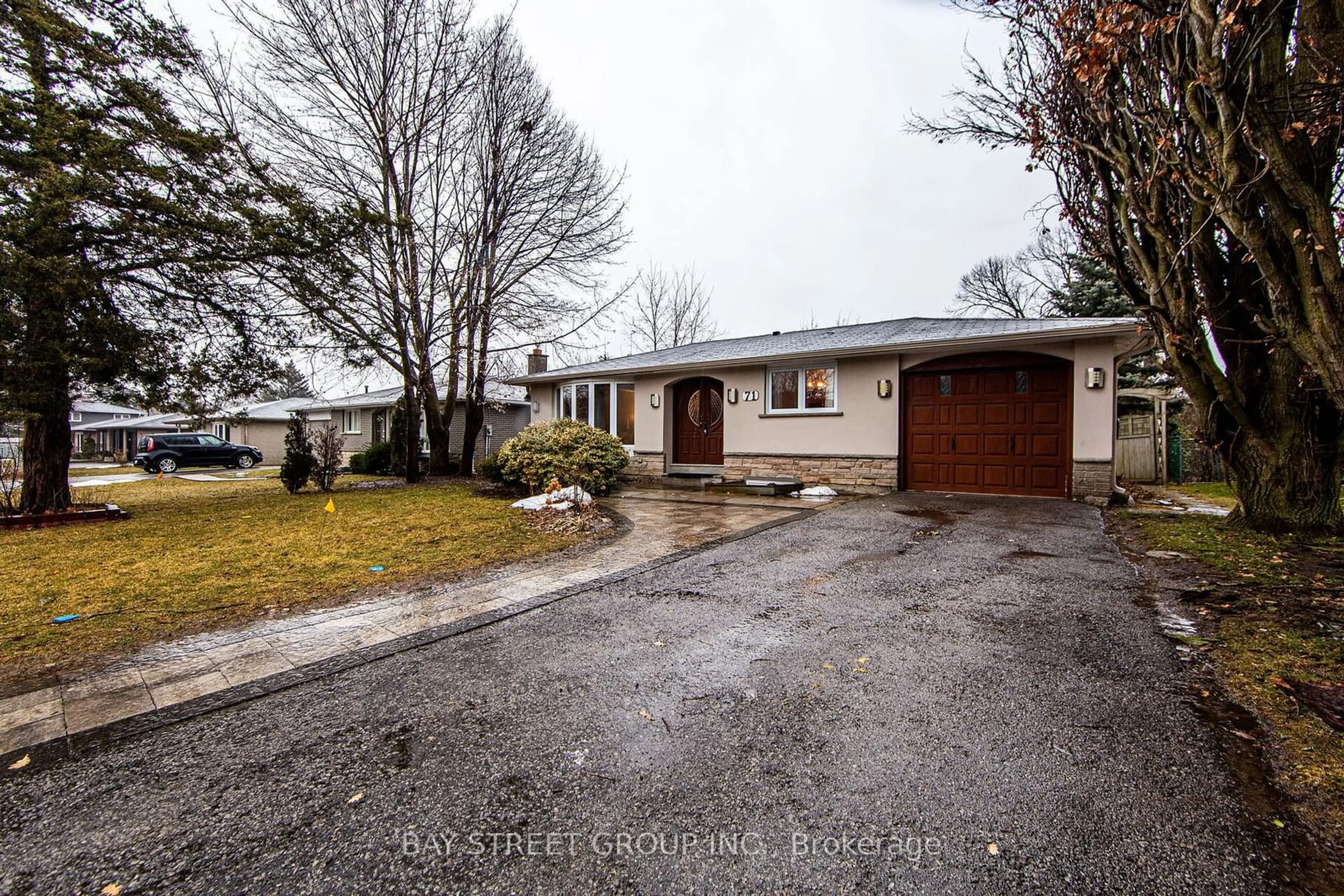 Frontside or backside of a home, the street view for 71 Devins Dr, Aurora Ontario L4G 2Z5