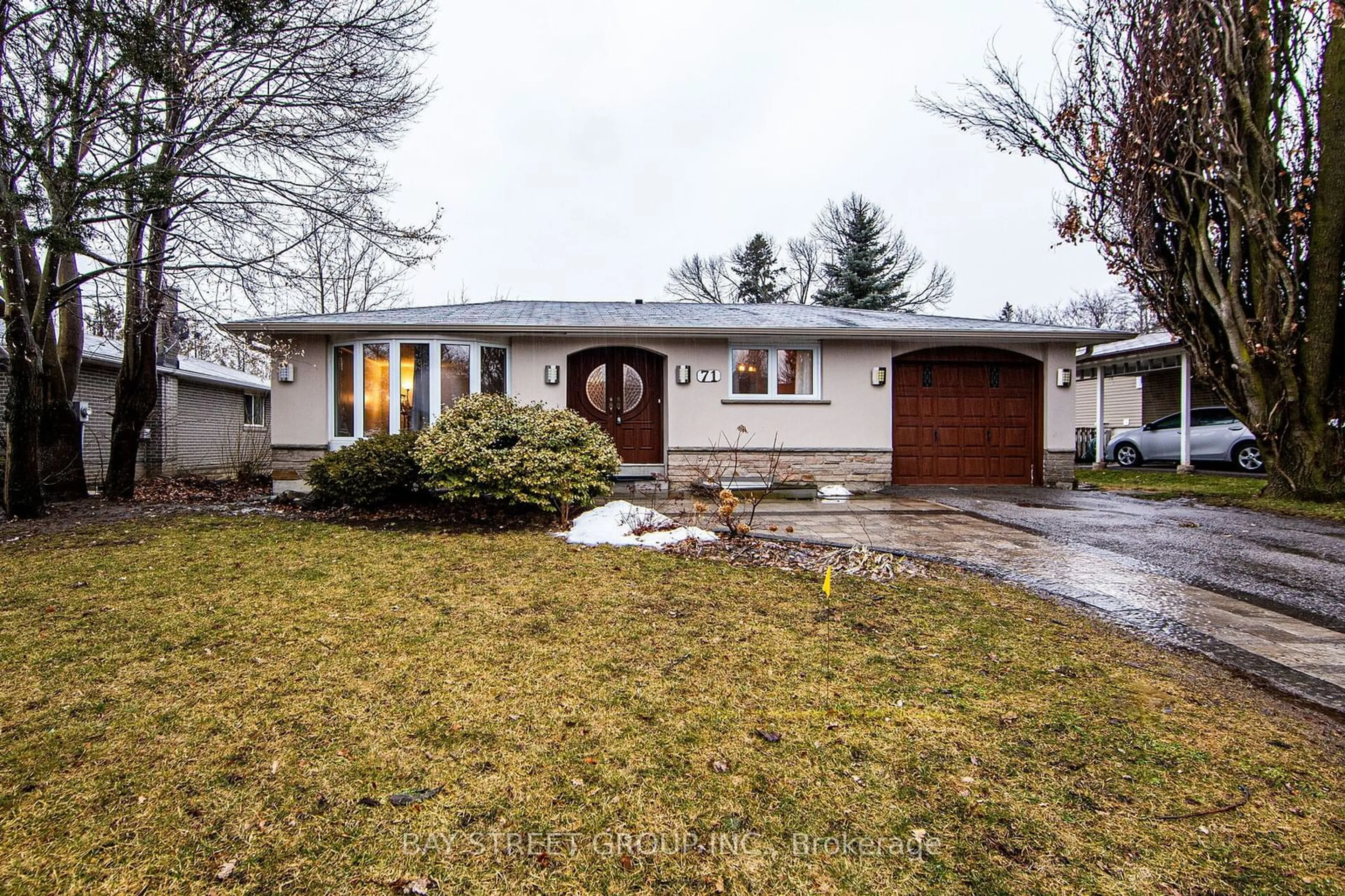 Frontside or backside of a home, cottage for 71 Devins Dr, Aurora Ontario L4G 2Z5