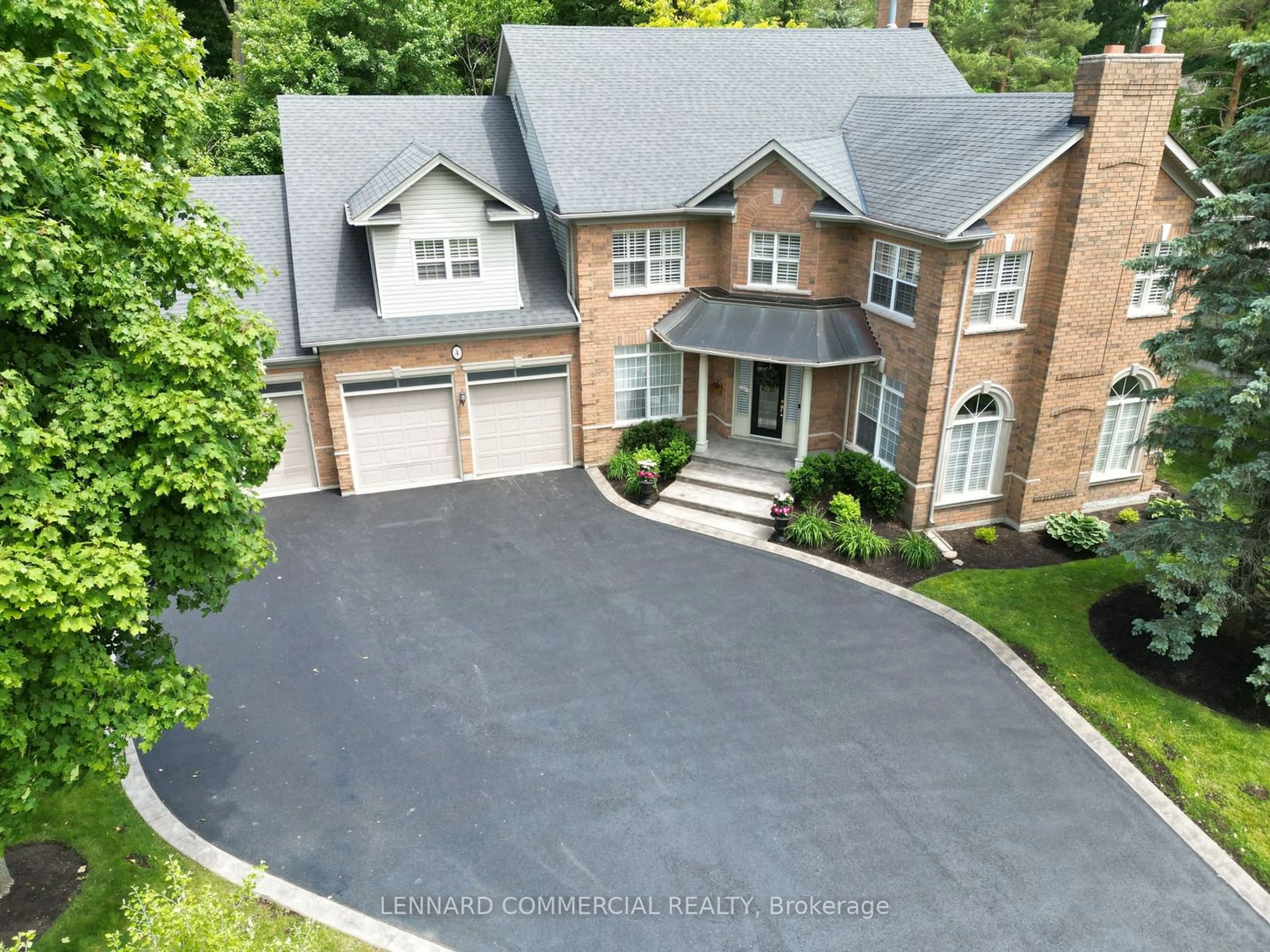 Frontside or backside of a home, the street view for 4 Lenarthur Crt, Aurora Ontario L4G 6M2