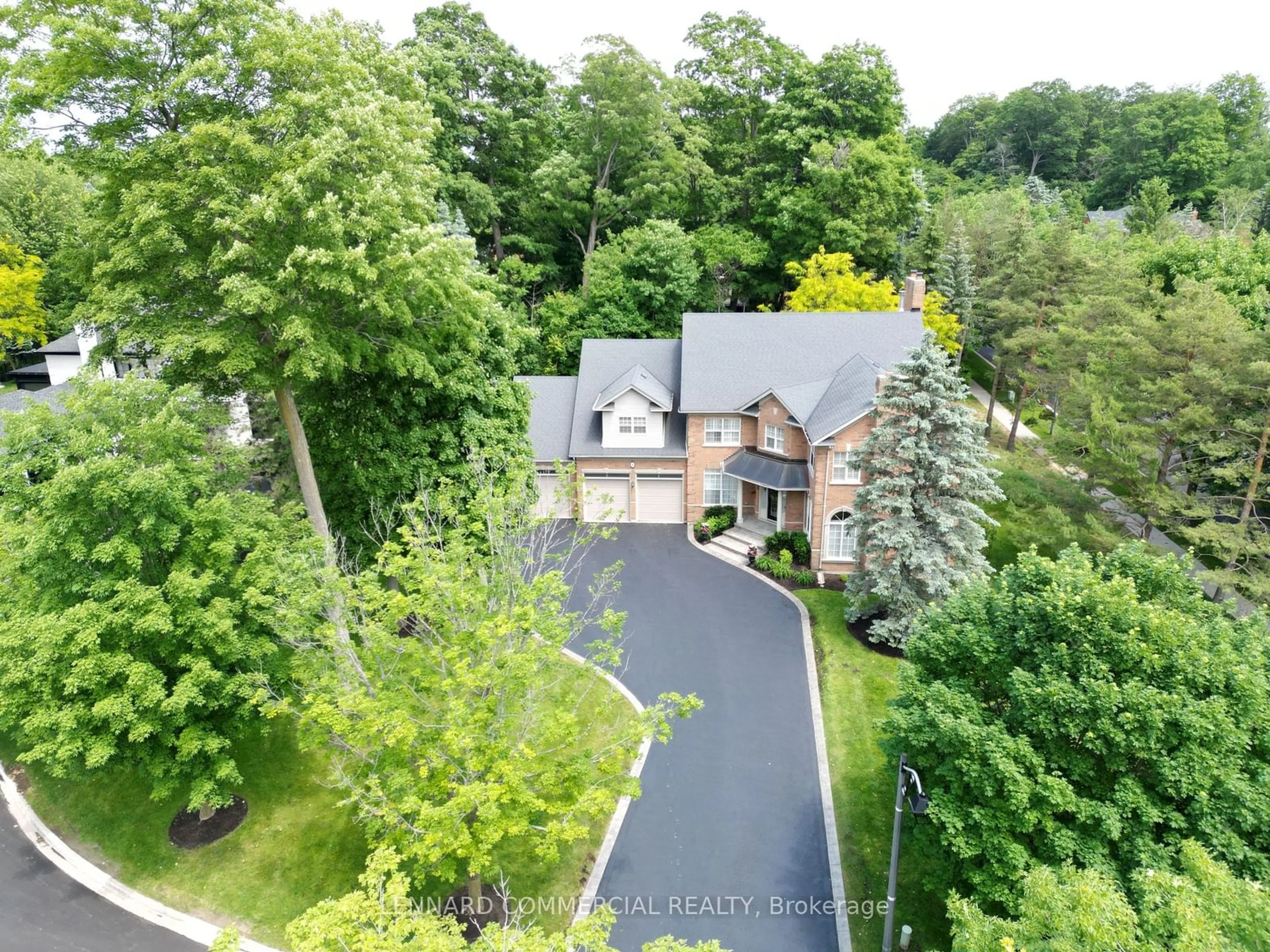 Frontside or backside of a home, the street view for 4 Lenarthur Crt, Aurora Ontario L4G 6M2