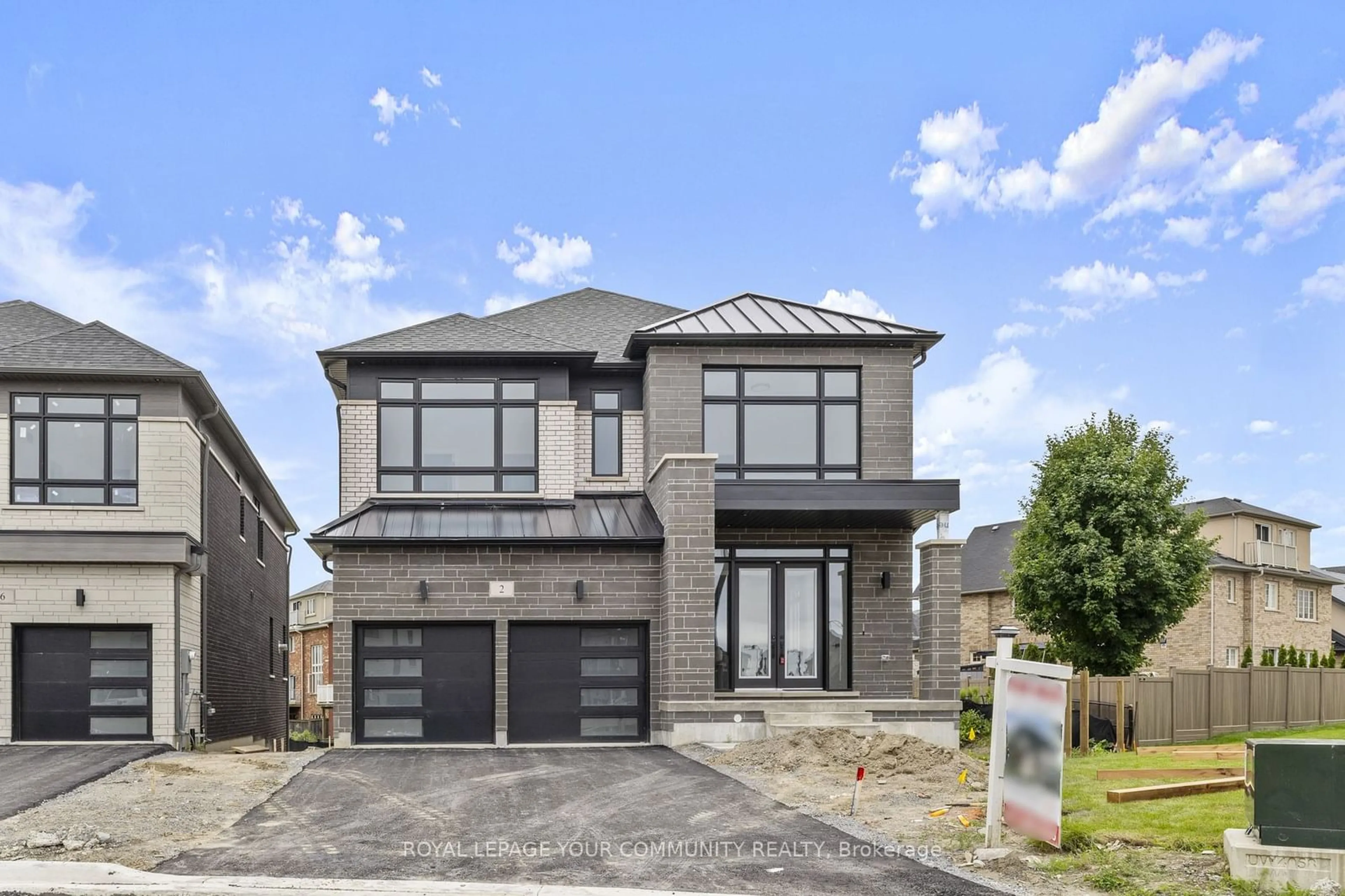 Frontside or backside of a home, the street view for 2 Bunn Crt, Aurora Ontario L4G 0G6