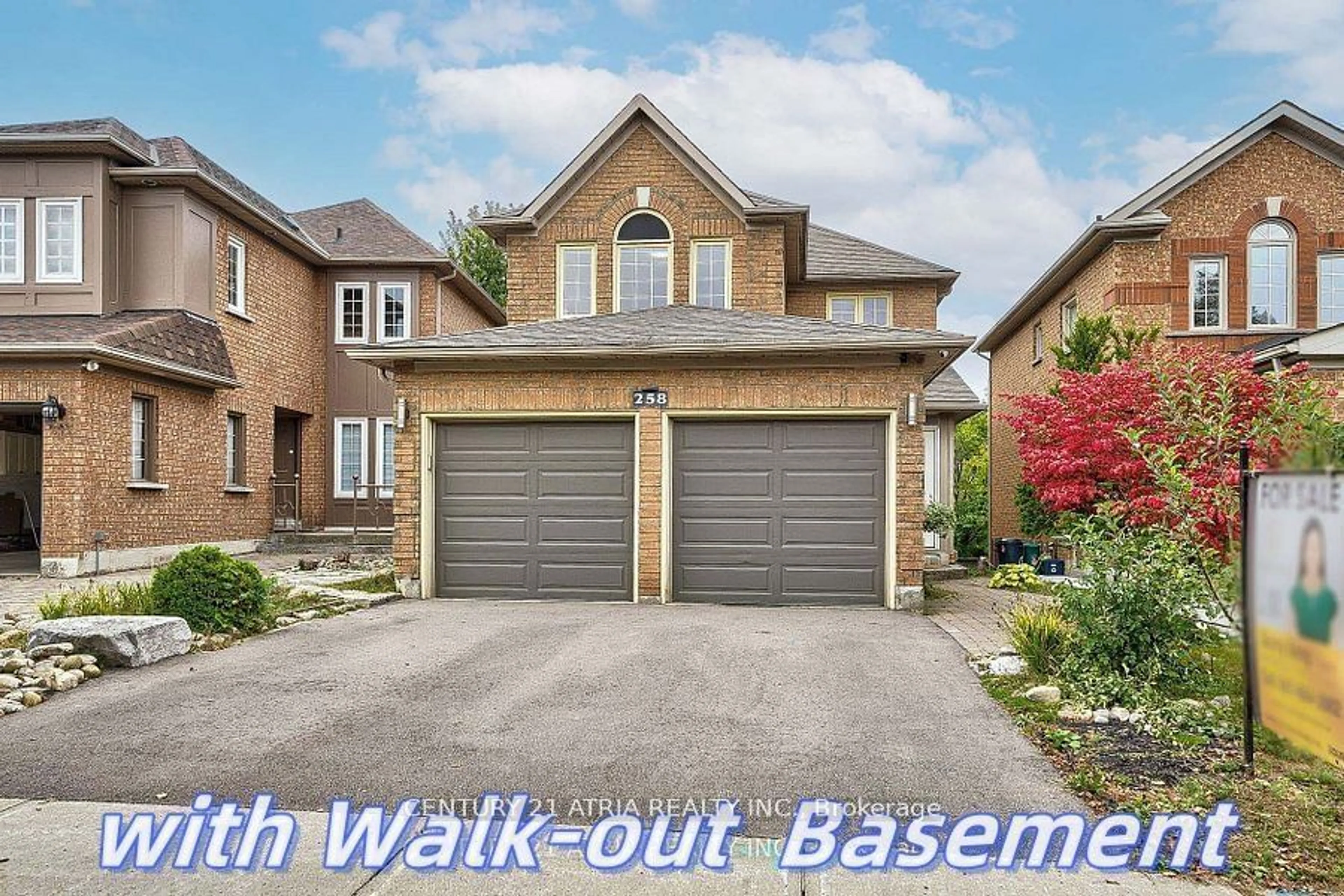 Frontside or backside of a home, the street view for 258 Stone Rd, Aurora Ontario L4G 6Y7