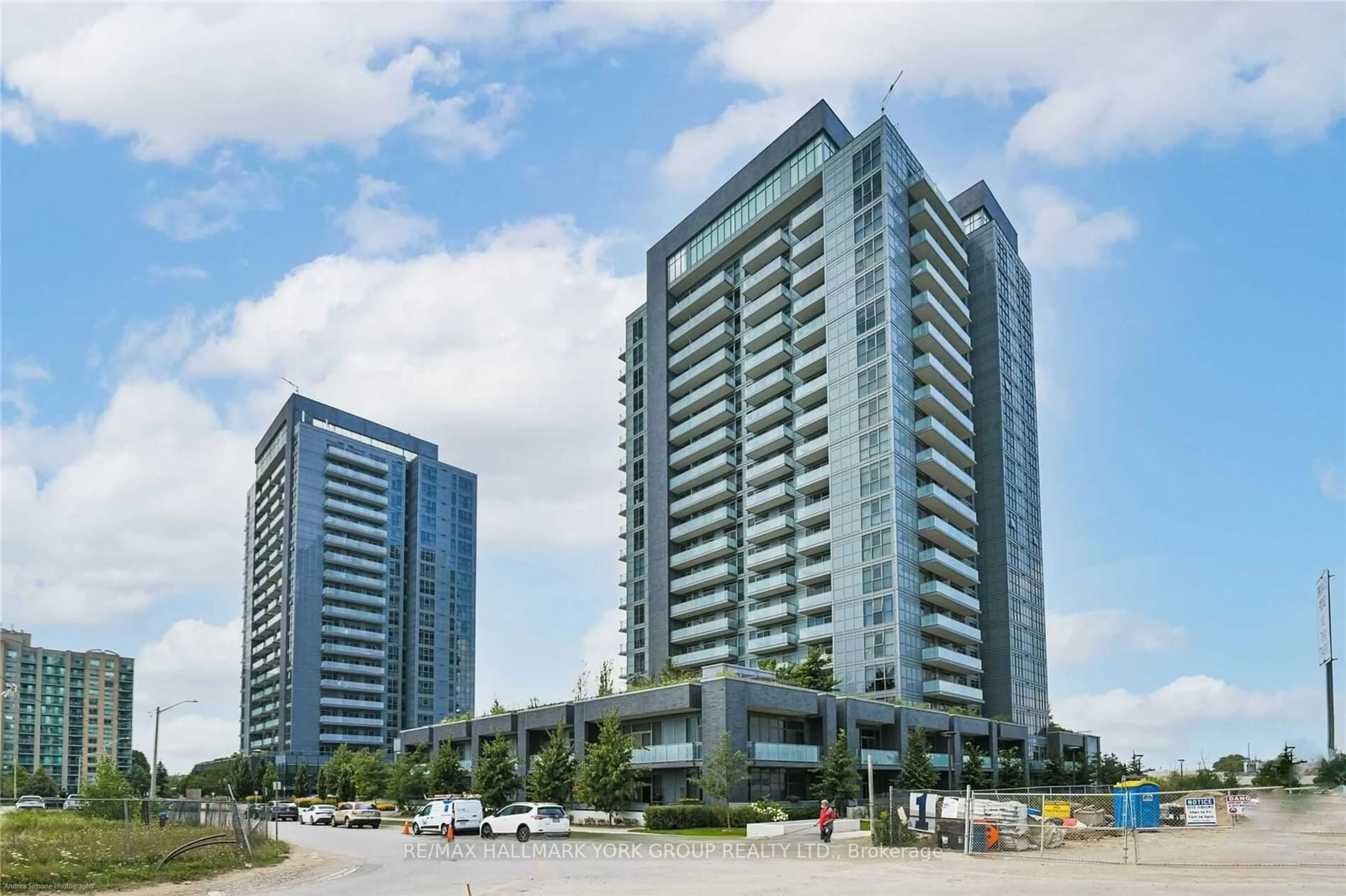 A pic from exterior of the house or condo, the view of city buildings for 55 Oneida Cres #503, Richmond Hill Ontario L4B 0E8