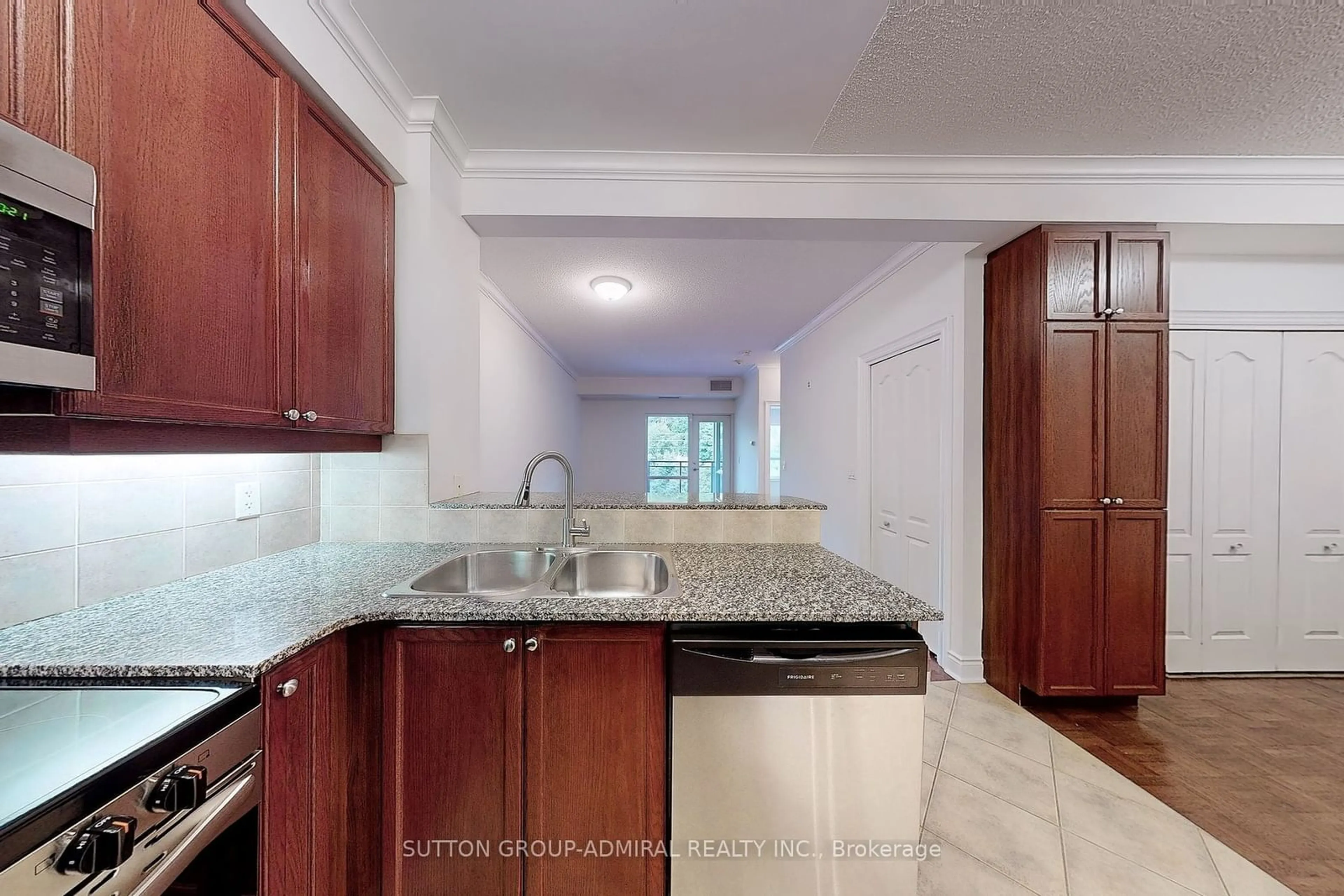 Standard kitchen, wood floors, cottage for 8201 Islington Ave #432, Vaughan Ontario L4L 9S6