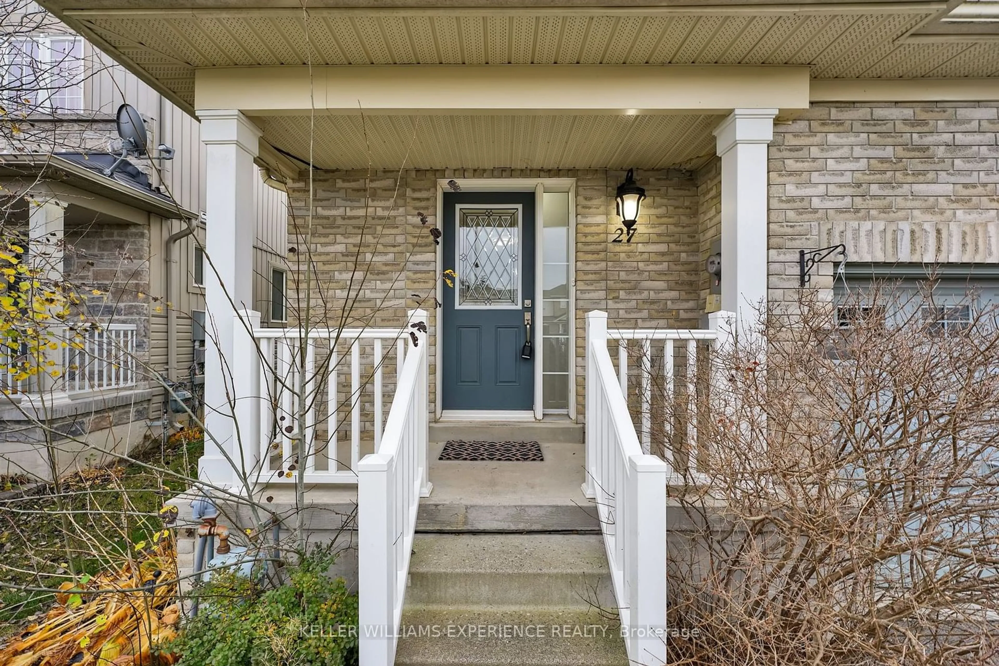 Indoor entryway, wood floors for 27 Admiral Cres, Essa Ontario L3W 0E5