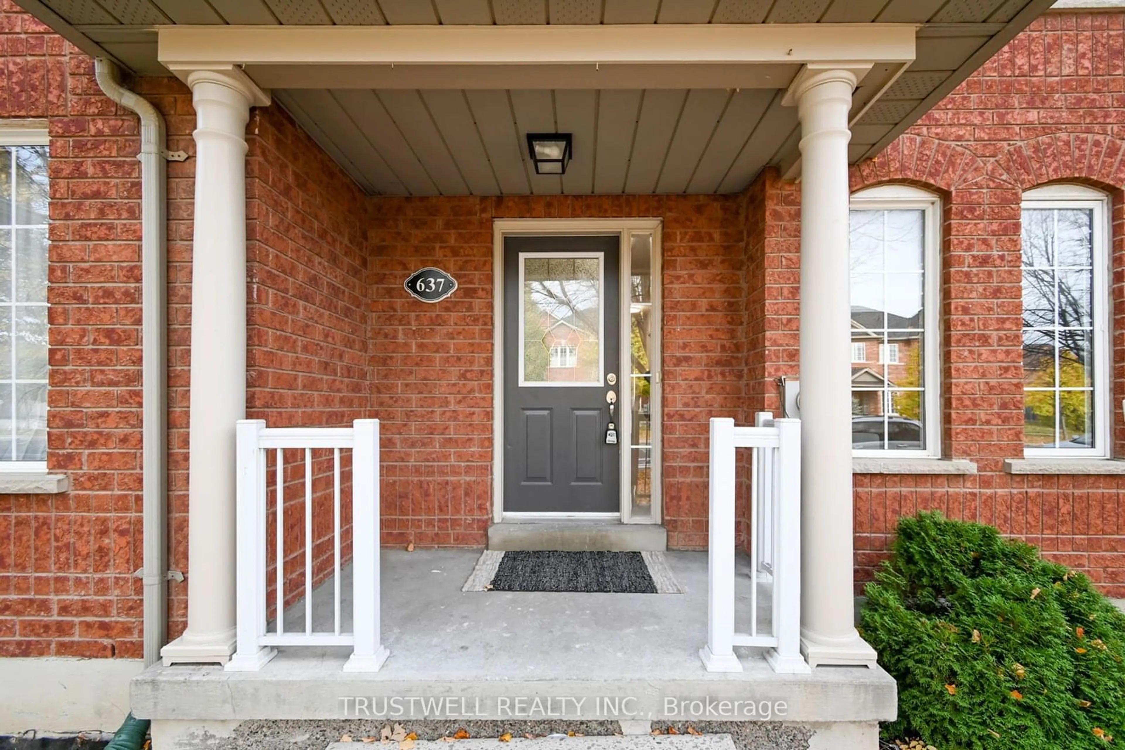 Indoor entryway, wood floors for 637 South Unionville Ave, Markham Ontario L3R 4W6