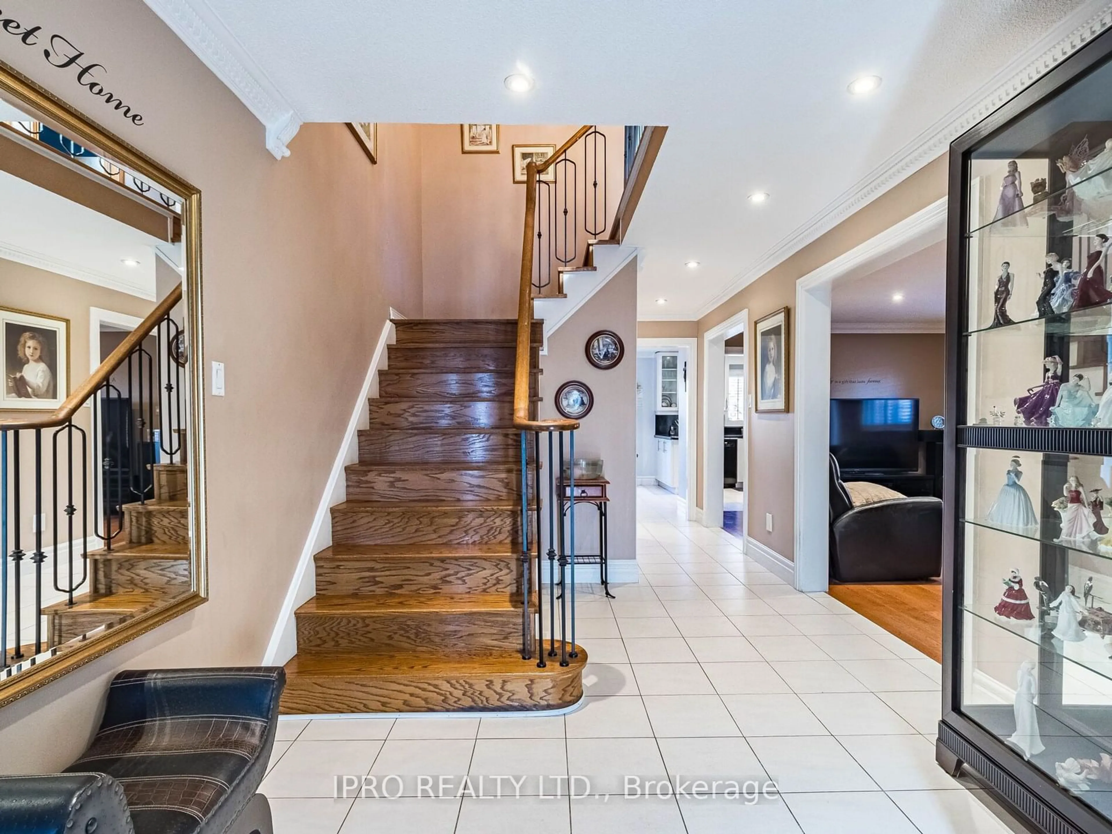 Indoor foyer, wood floors for 54 Embassy Dr, Vaughan Ontario L4L 5B1