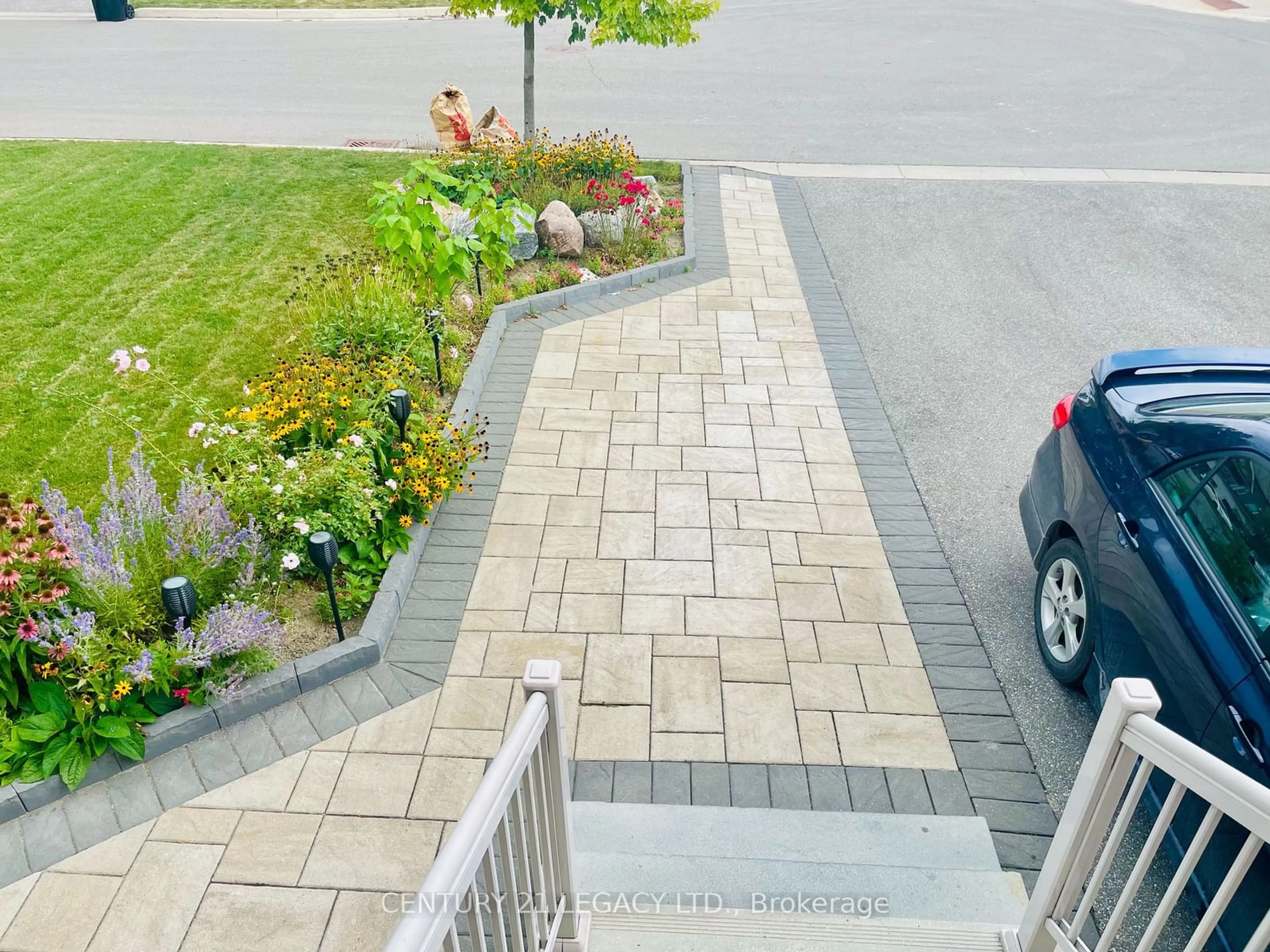 Patio, the street view for 86 Sydie Lane, New Tecumseth Ontario L0G 1W0