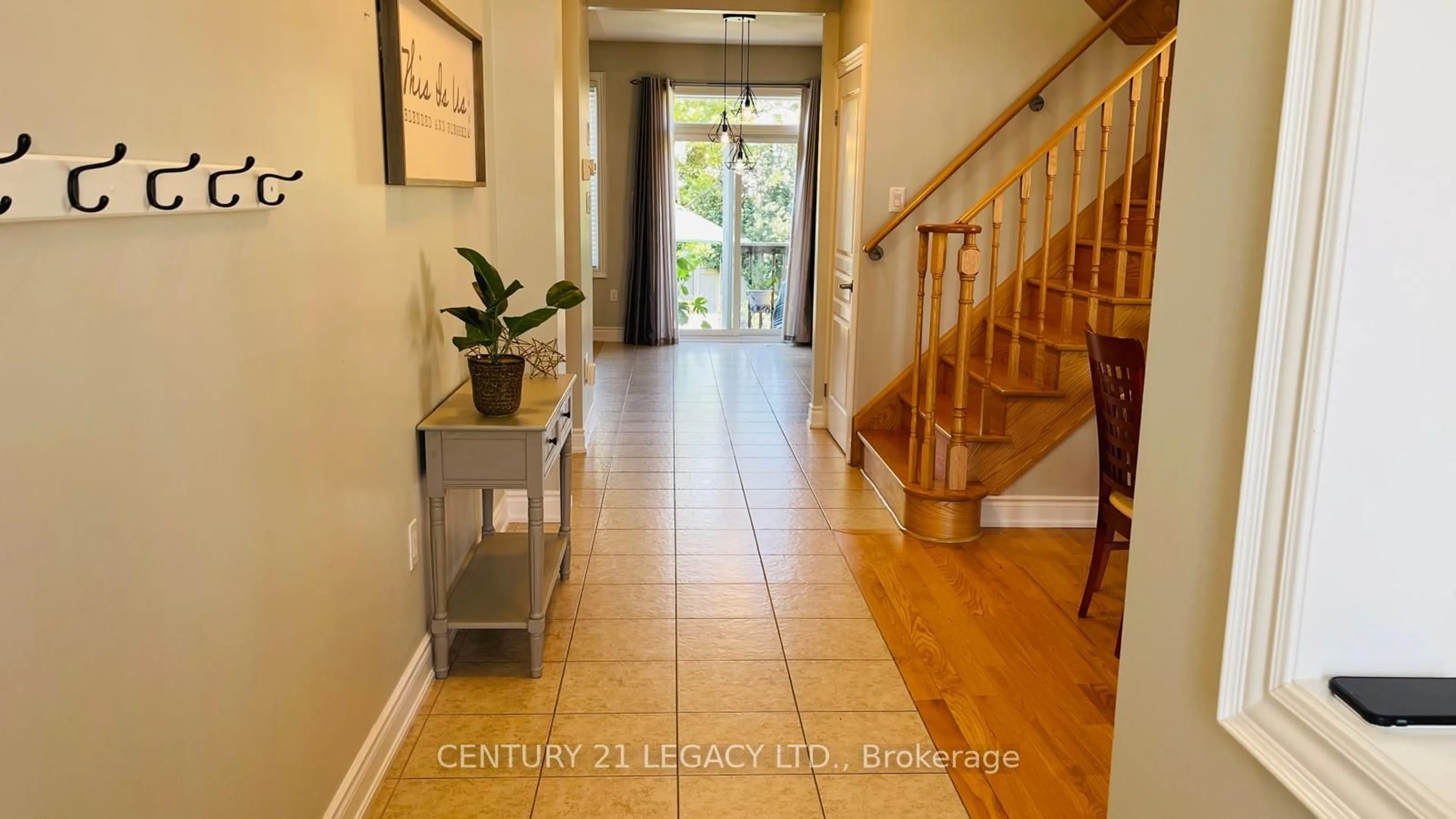 Indoor entryway, wood floors for 86 Sydie Lane, New Tecumseth Ontario L0G 1W0