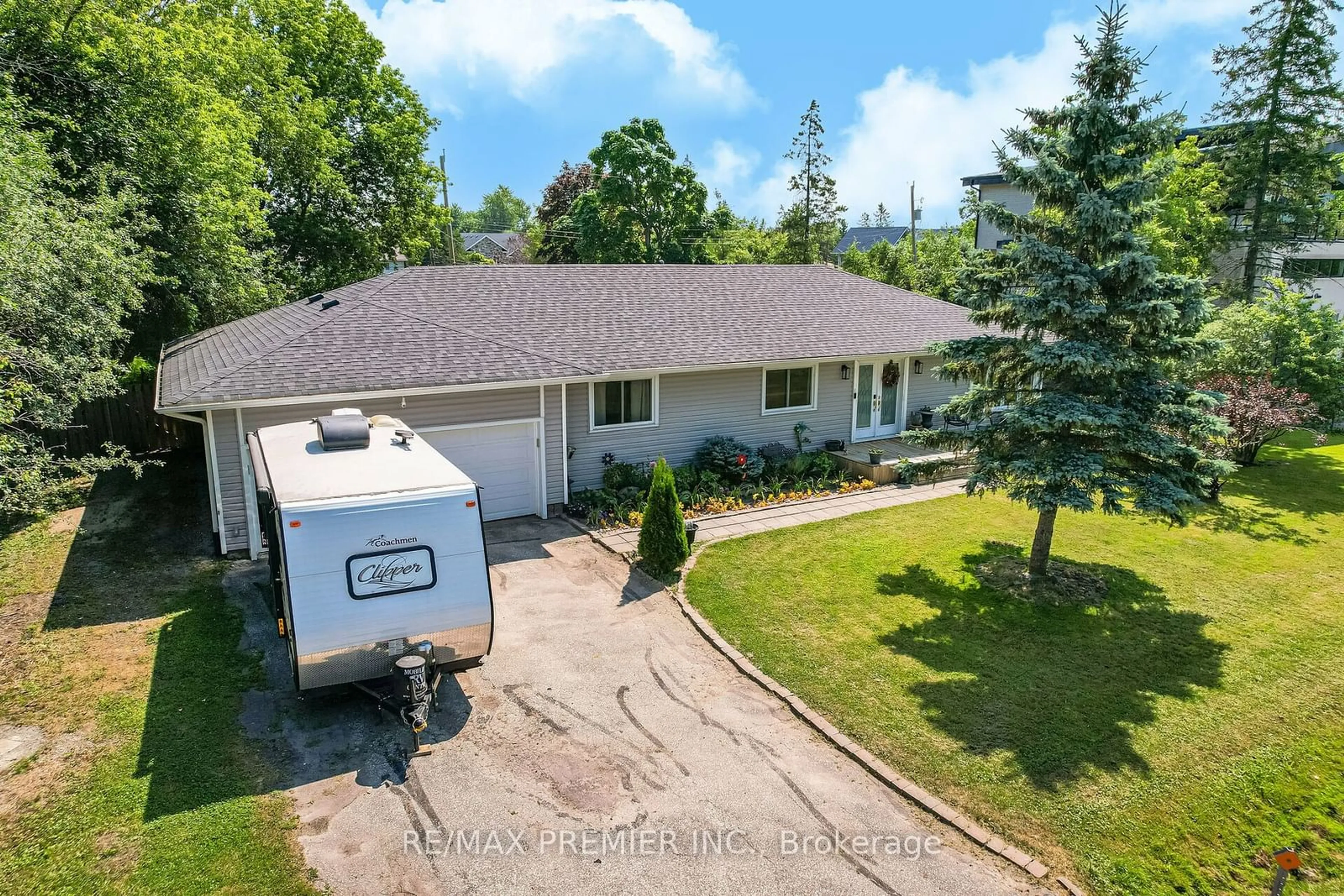 Frontside or backside of a home, cottage for 17 Sumach Dr, Georgina Ontario L0E 1N0