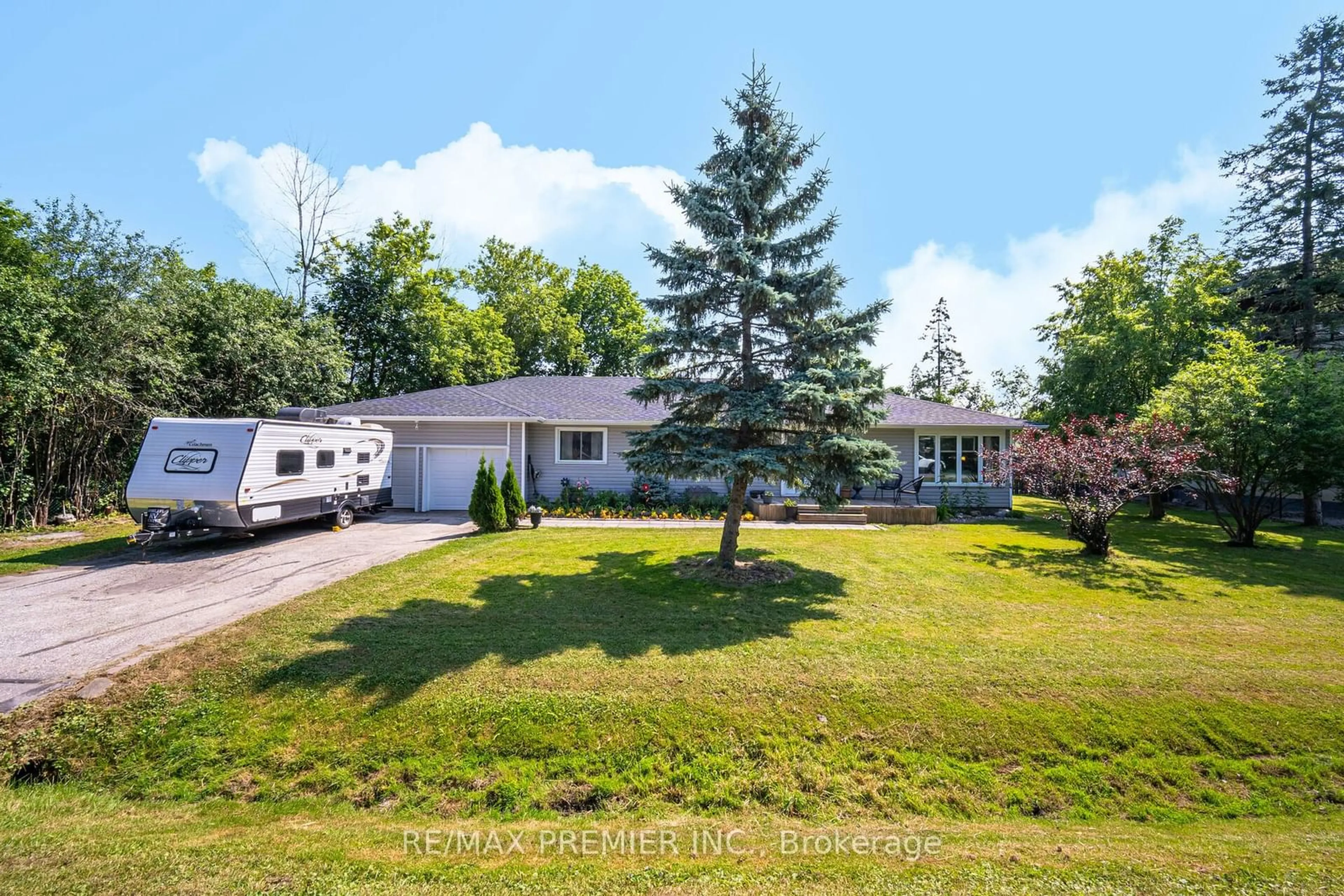 Frontside or backside of a home, cottage for 17 Sumach Dr, Georgina Ontario L0E 1N0